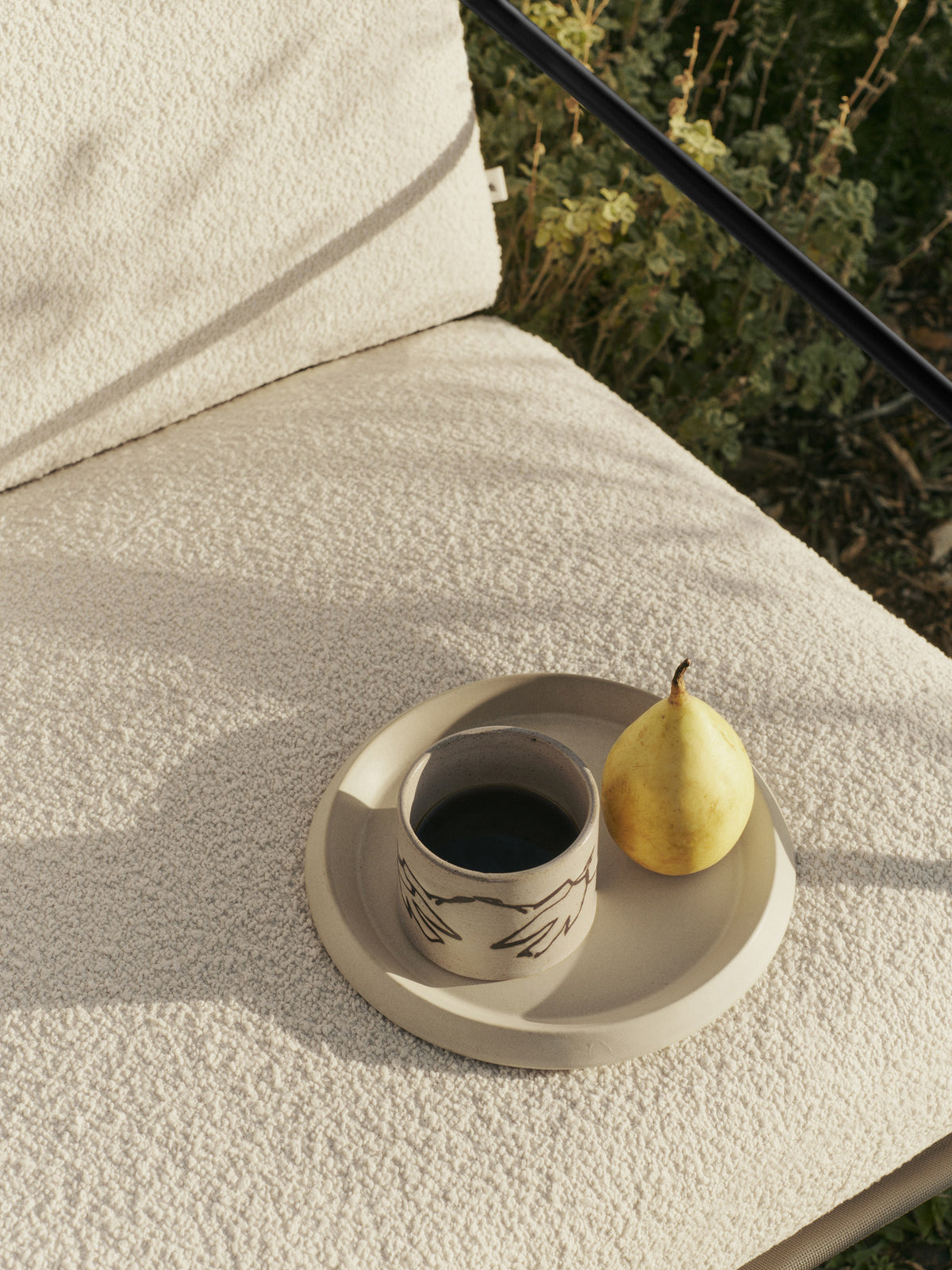 Vuelo Cup in Sahne präsentiert im Onlineshop von KAQTU Design AG. Tasse ist von Ferm Living