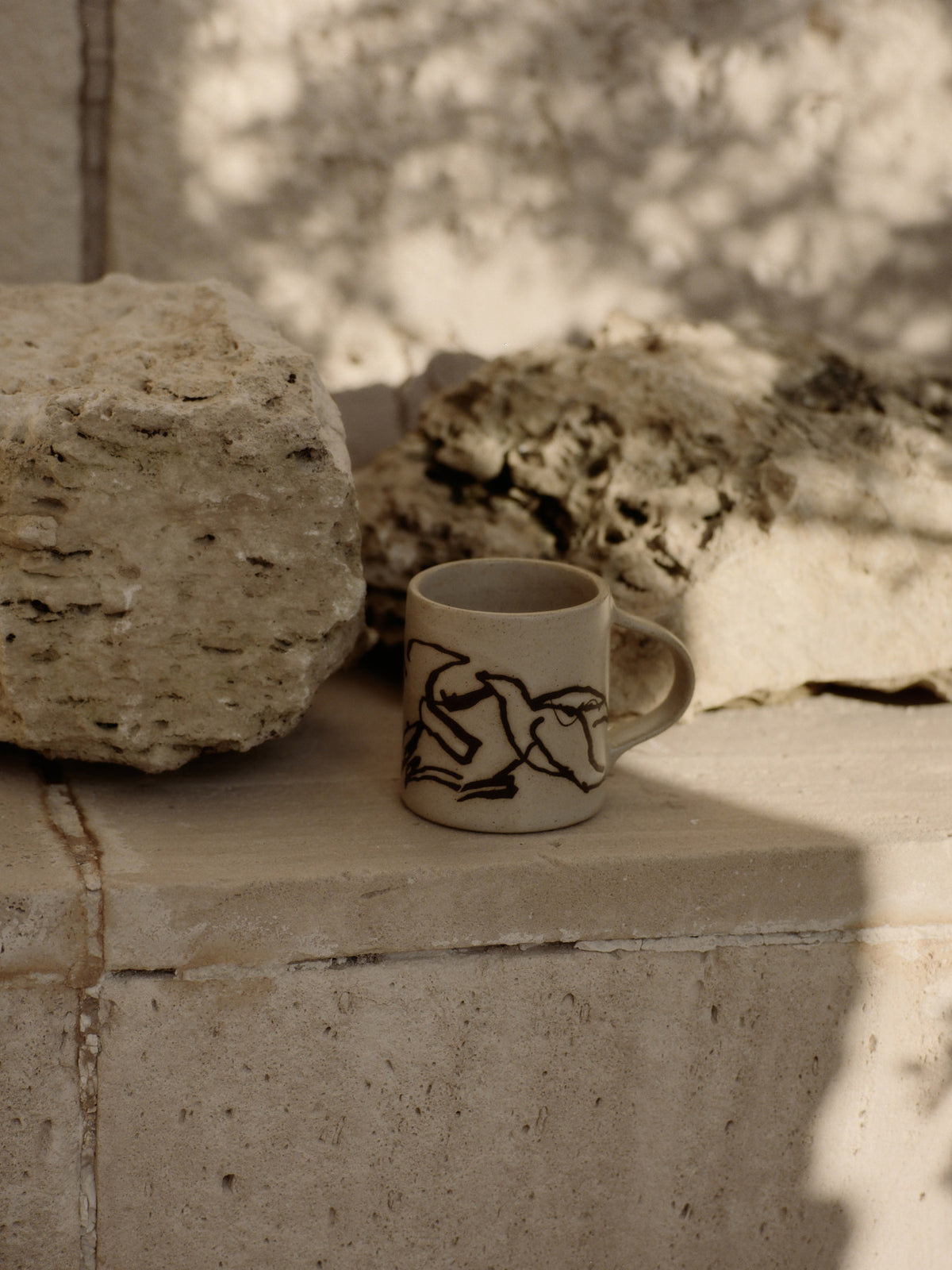 Vuelo Tasse in Sahne präsentiert im Onlineshop von KAQTU Design AG. Tasse ist von Ferm Living