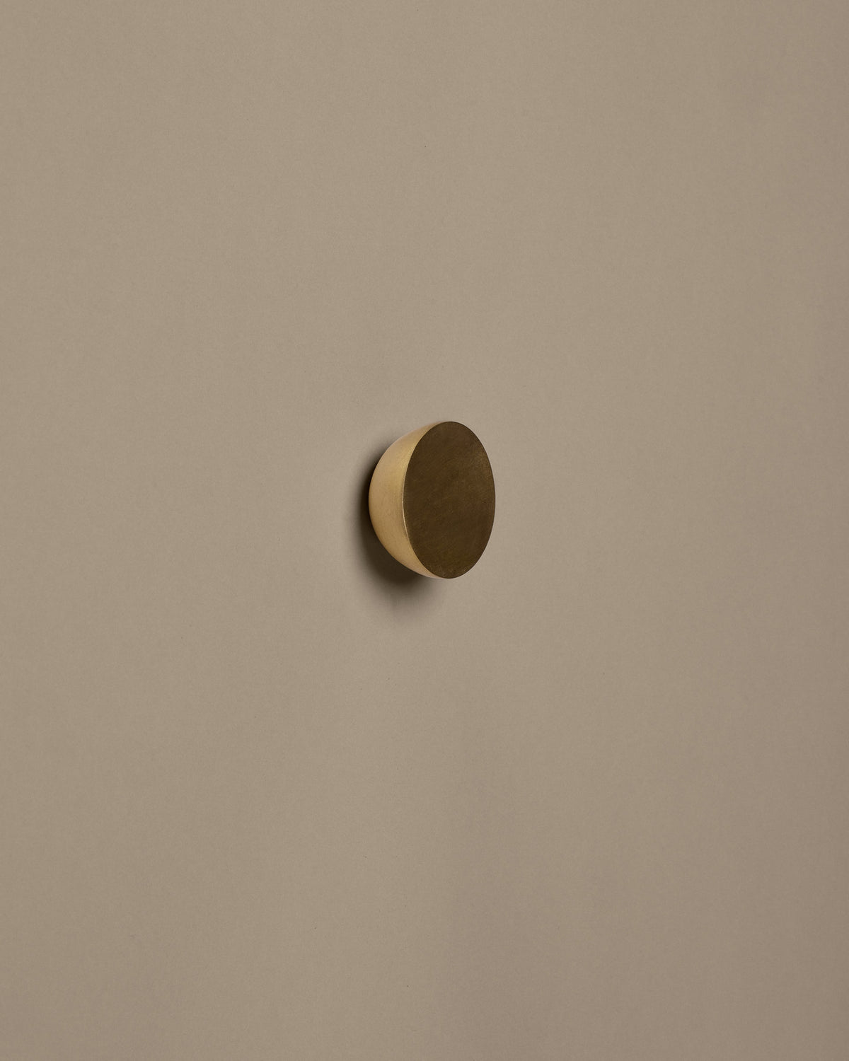 Pluto Messerhalter in Messing präsentiert im Onlineshop von KAQTU Design AG. Messerblock ist von Ferm Living