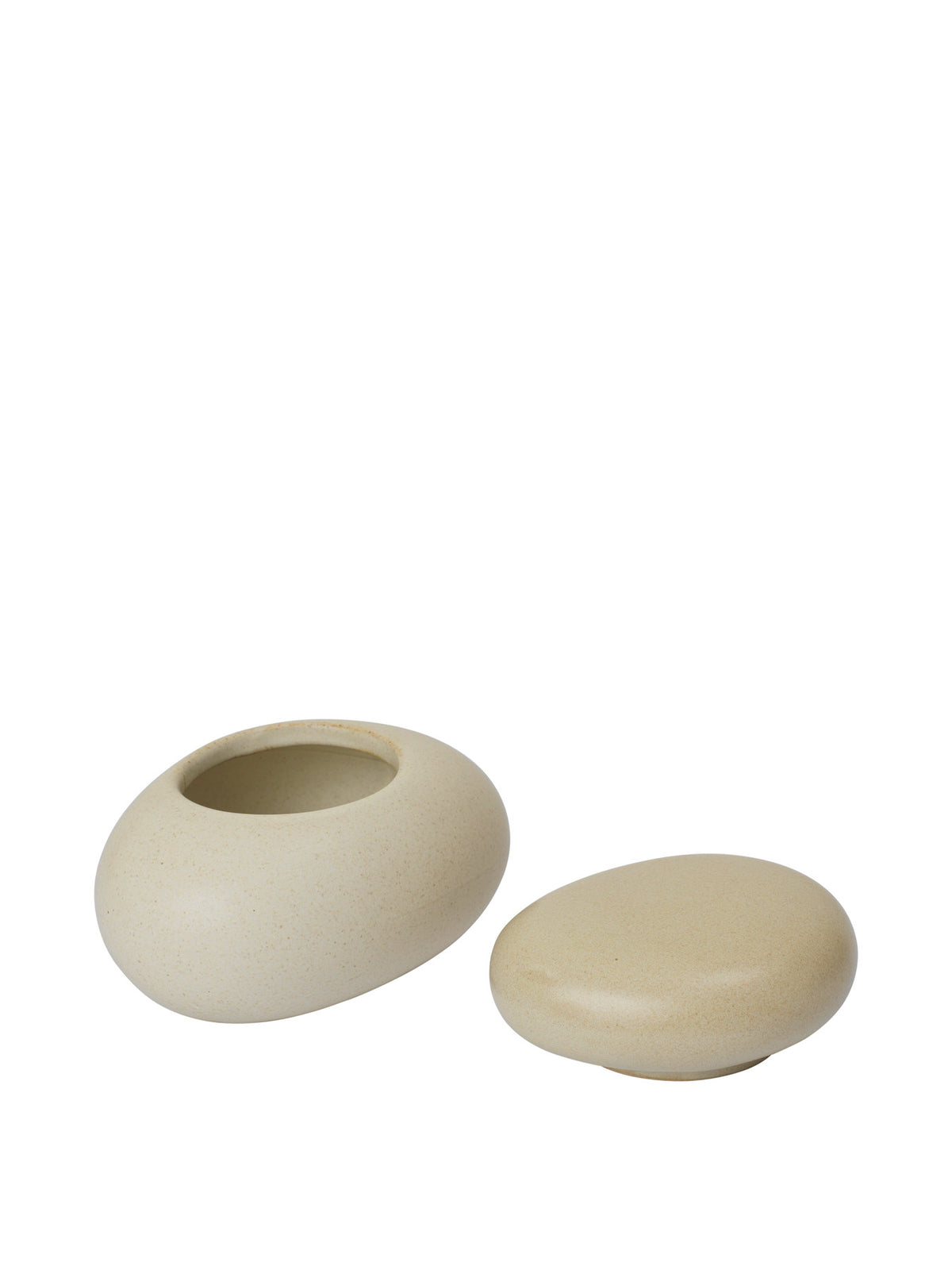 Pebble Box in Sand/Creme präsentiert im Onlineshop von KAQTU Design AG. Aufbewahrungsbox ist von Ferm Living