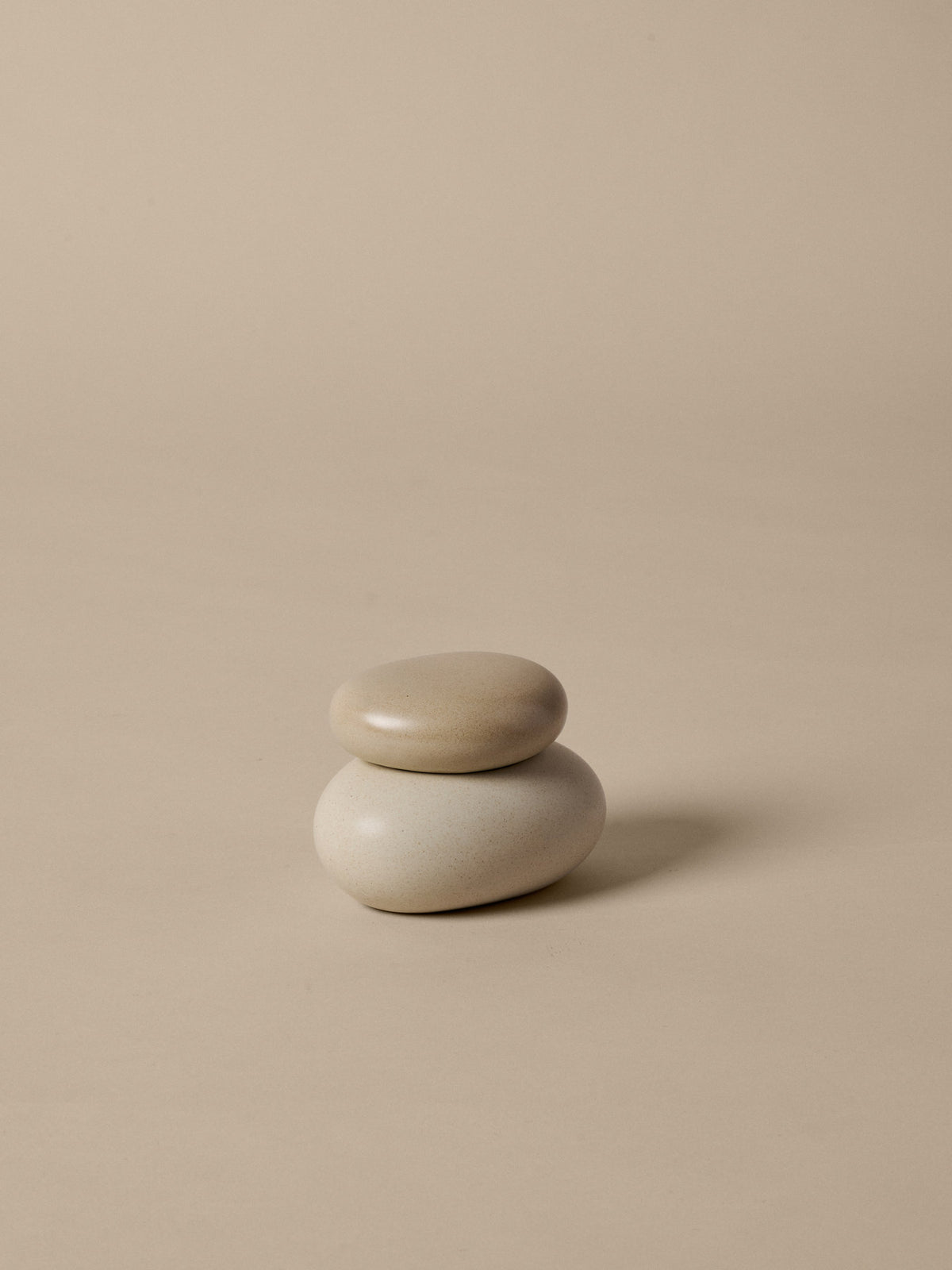 Pebble Box in Sand/Creme präsentiert im Onlineshop von KAQTU Design AG. Aufbewahrungsbox ist von Ferm Living