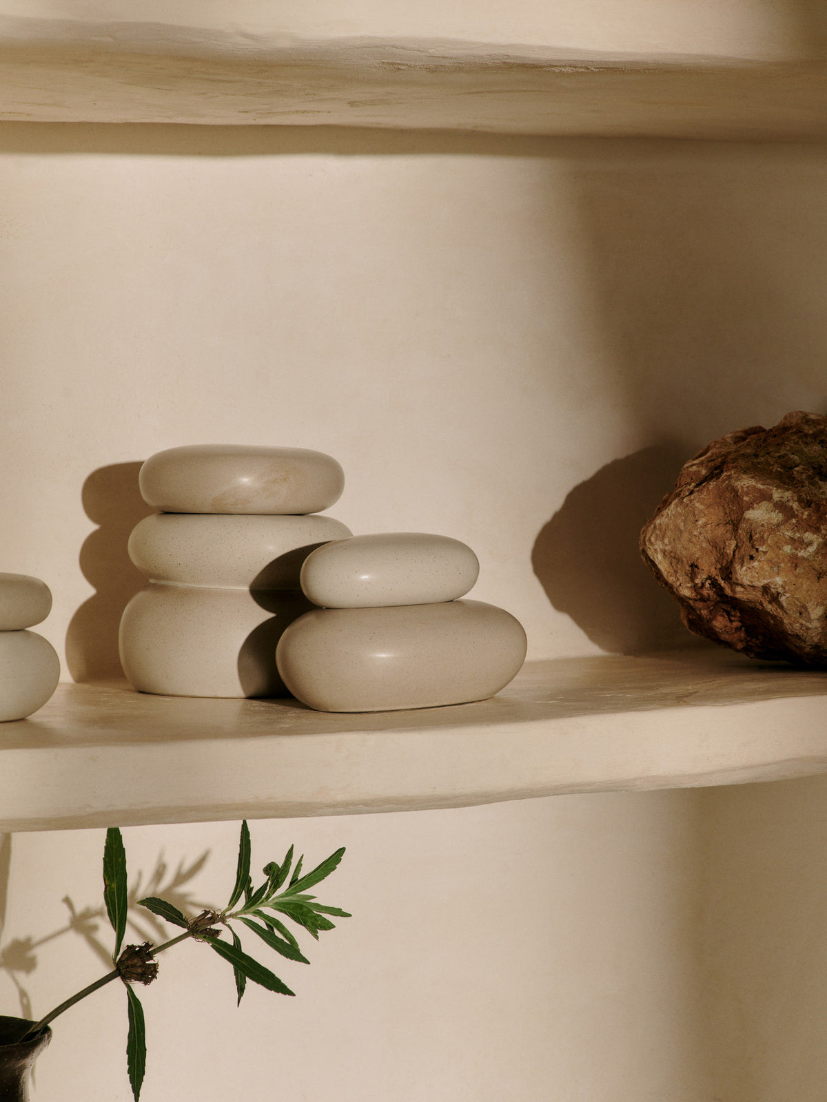 Pebble Box in Sand/Creme präsentiert im Onlineshop von KAQTU Design AG. Aufbewahrungsbox ist von Ferm Living