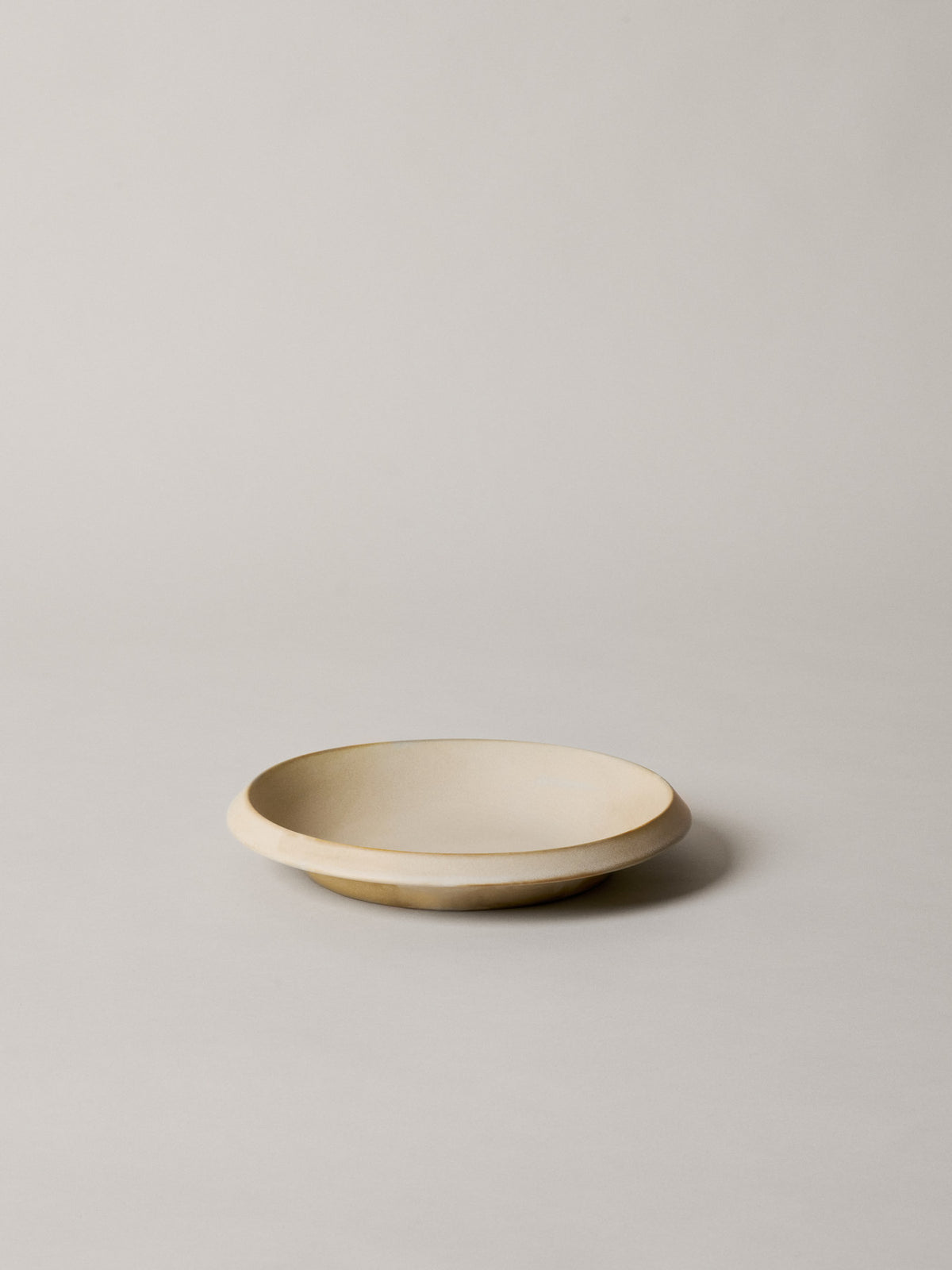 Erena Schale Ø24 in Sahne präsentiert im Onlineshop von KAQTU Design AG. Schale ist von Ferm Living