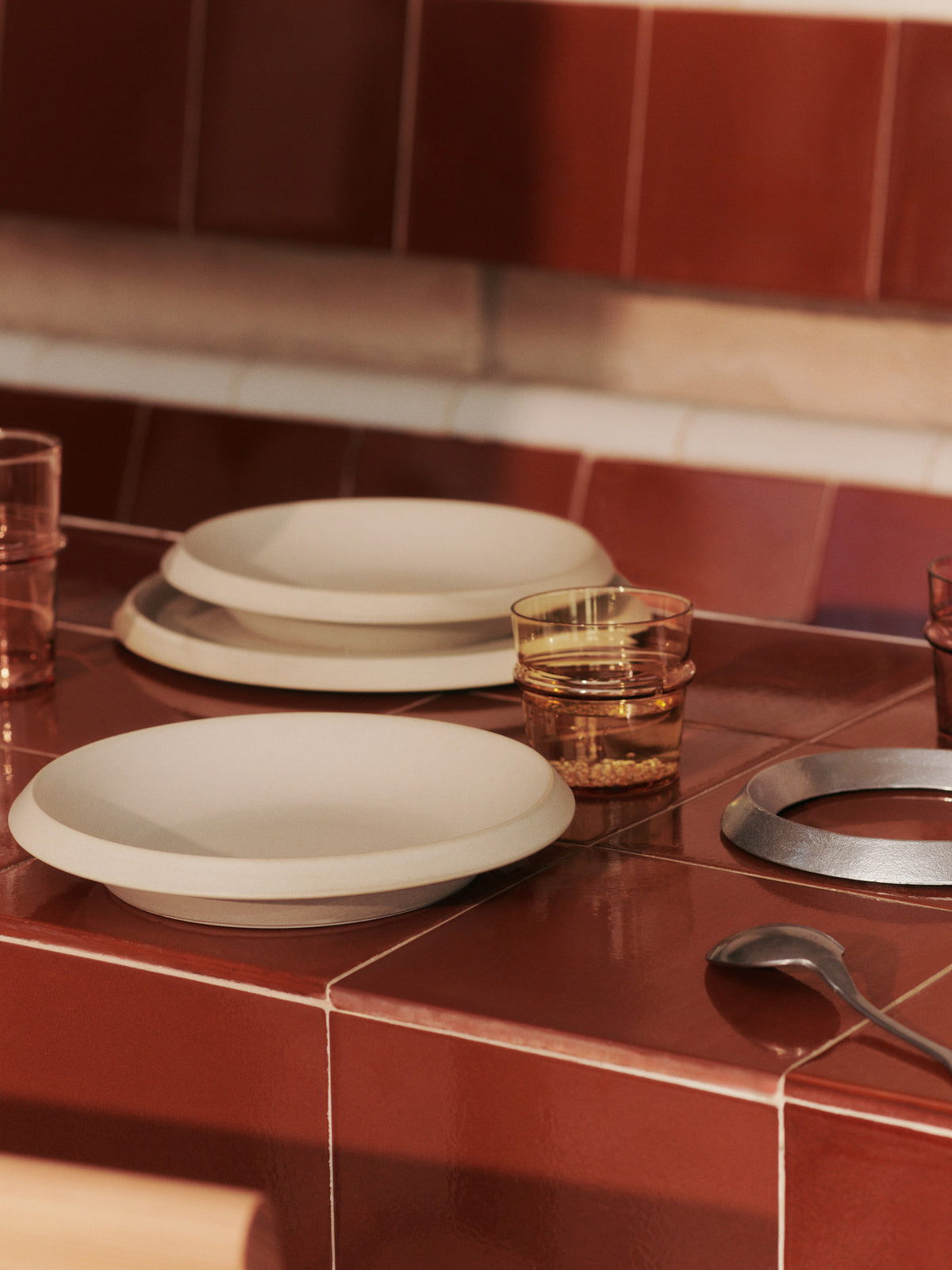 Erena Schale Ø24 in Sahne präsentiert im Onlineshop von KAQTU Design AG. Schale ist von Ferm Living