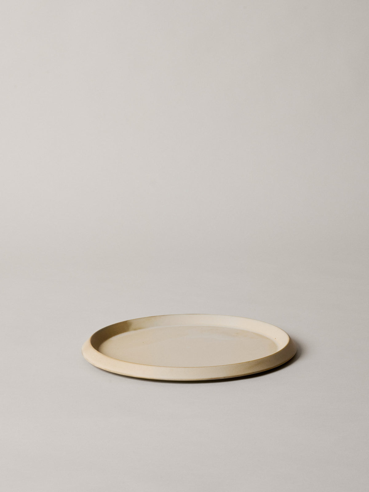 Erena Essteller Ø29 in Sahne präsentiert im Onlineshop von KAQTU Design AG. Teller ist von Ferm Living