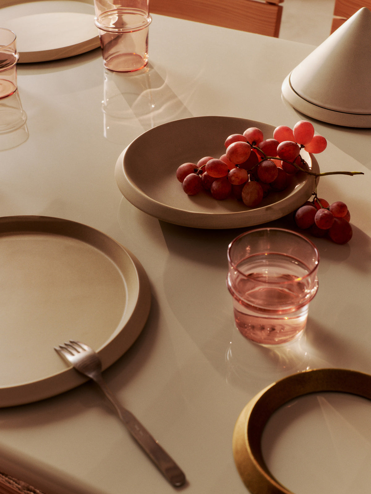 Erena Essteller Ø29 in Sahne präsentiert im Onlineshop von KAQTU Design AG. Teller ist von Ferm Living