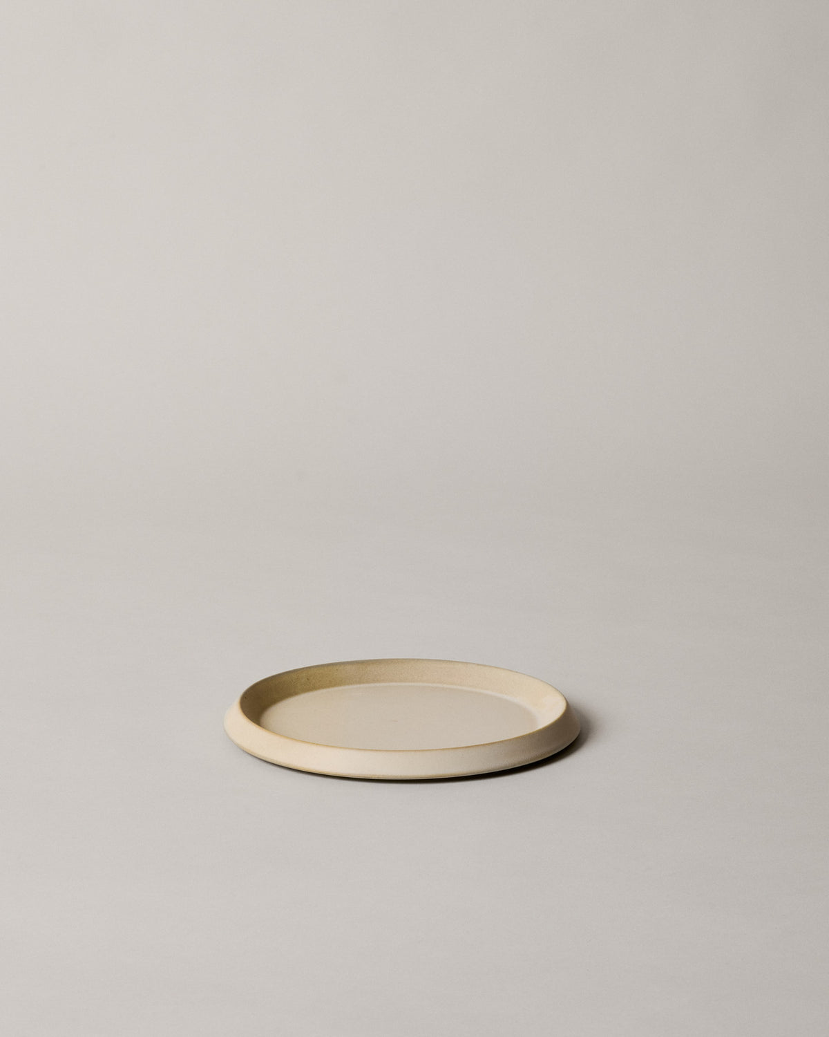 Erena Seitenplatte Ø22 in Sahne präsentiert im Onlineshop von KAQTU Design AG. Platte ist von Ferm Living