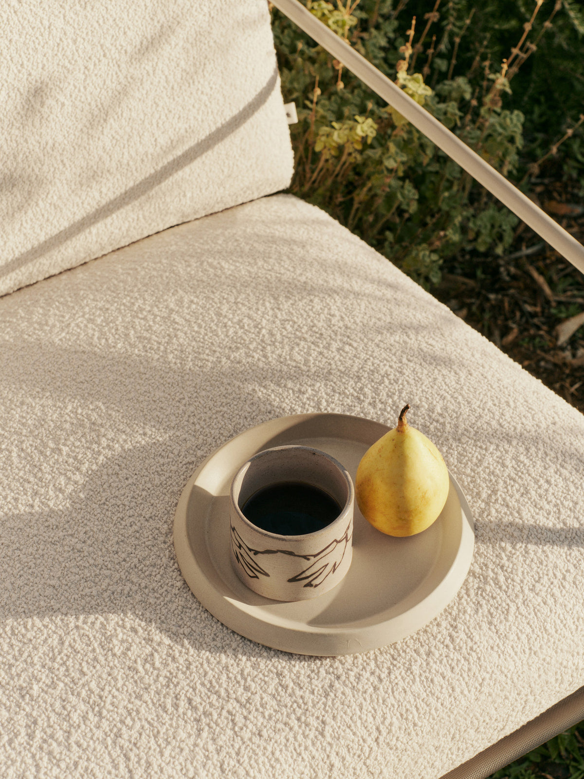 Erena Seitenplatte Ø22 in Sahne präsentiert im Onlineshop von KAQTU Design AG. Platte ist von Ferm Living
