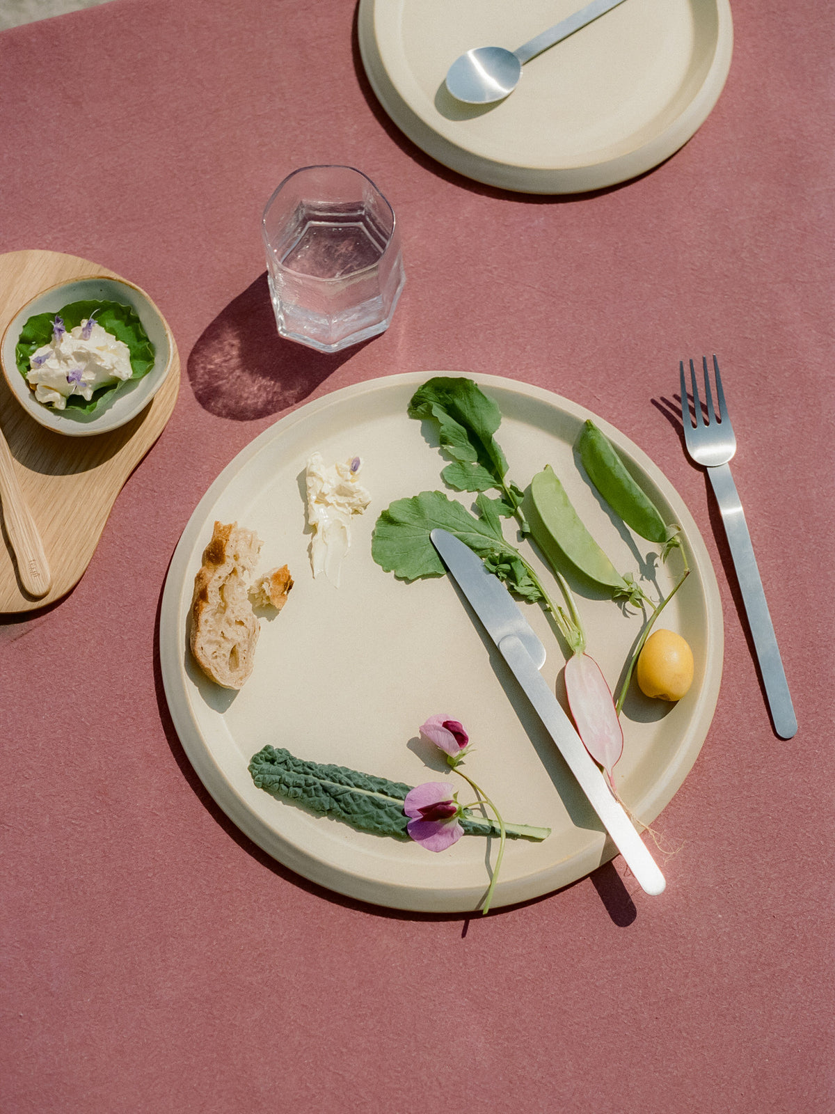 Erena Seitenplatte Ø22 in Sahne präsentiert im Onlineshop von KAQTU Design AG. Platte ist von Ferm Living