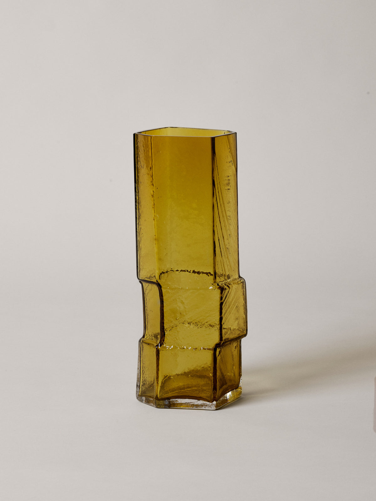 Muro Vase H30 in Recyceltes Bernstein präsentiert im Onlineshop von KAQTU Design AG. Vase ist von Ferm Living