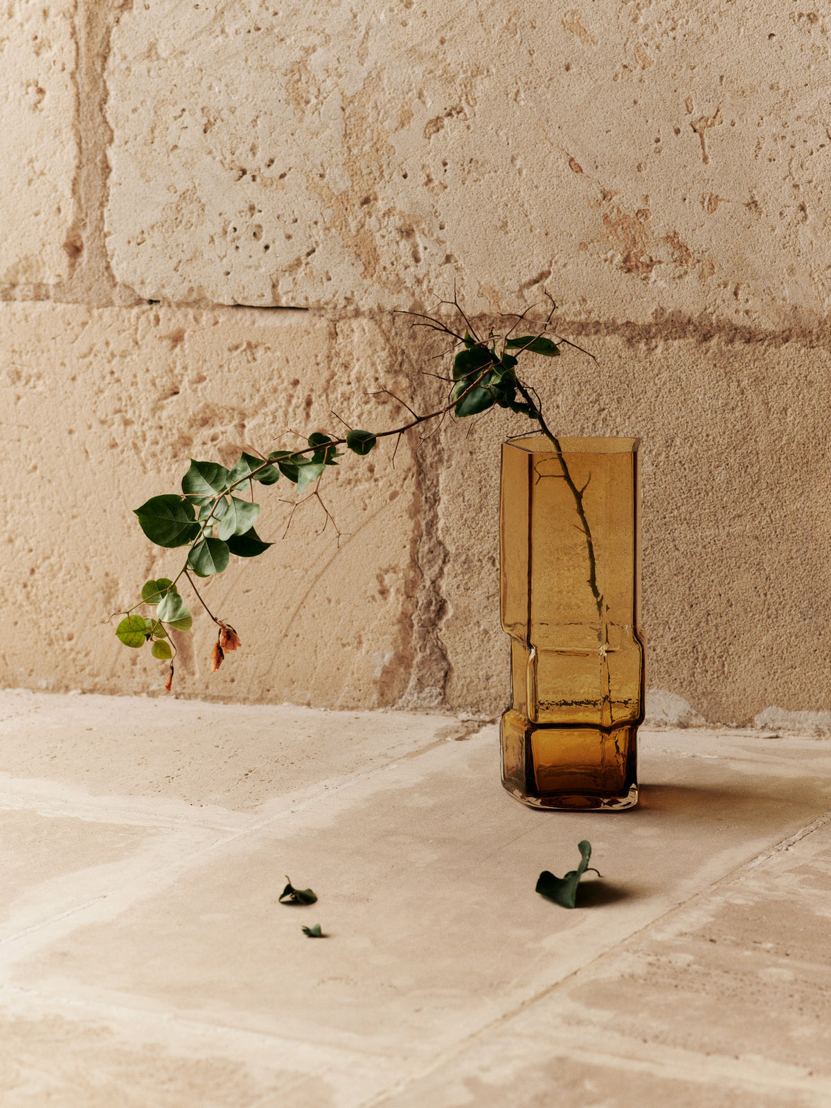 Muro Vase H30 in Recyceltes Bernstein präsentiert im Onlineshop von KAQTU Design AG. Vase ist von Ferm Living