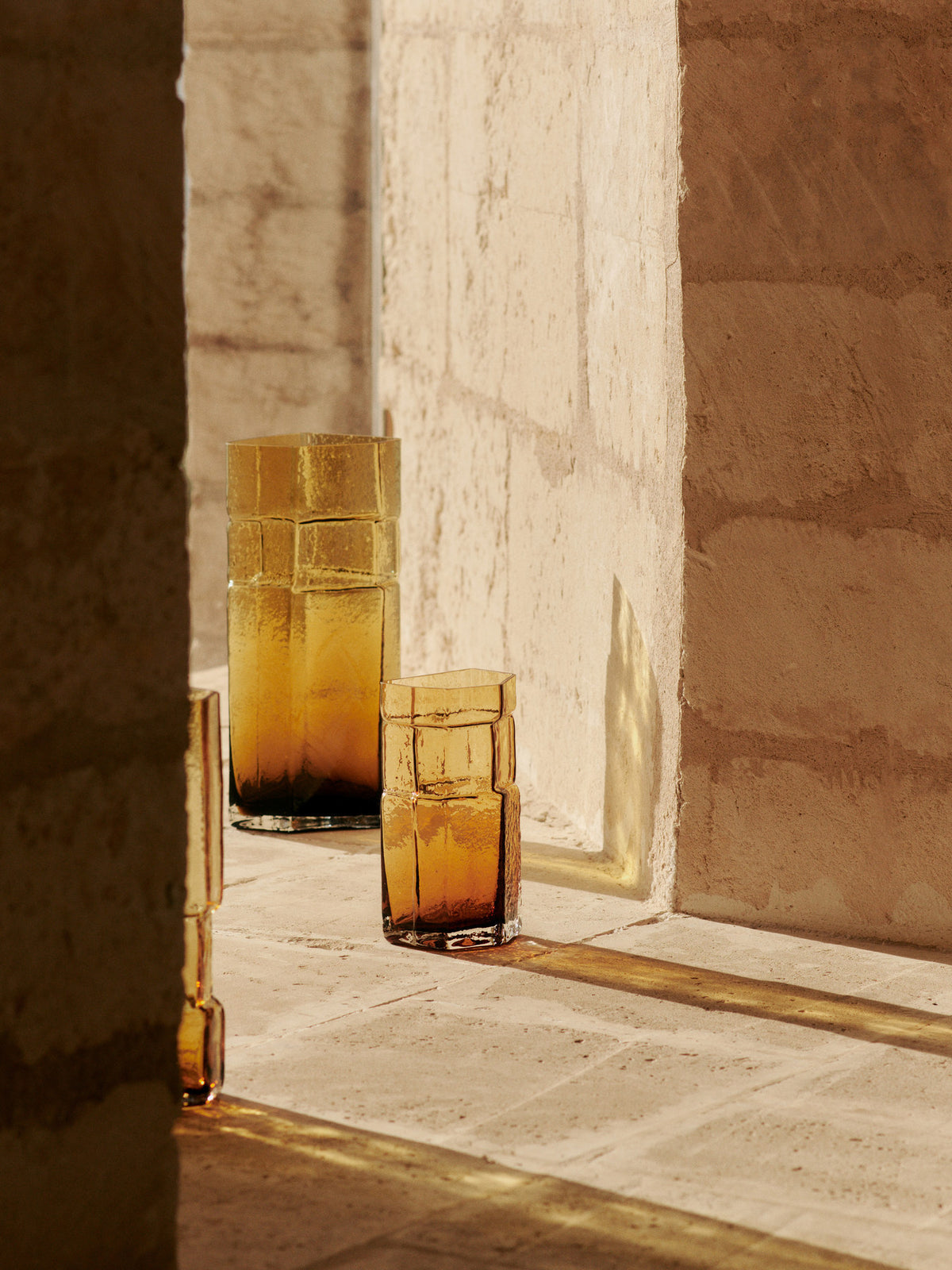 Muro Vase H38 in Recyceltes Bernstein präsentiert im Onlineshop von KAQTU Design AG. Vase ist von Ferm Living