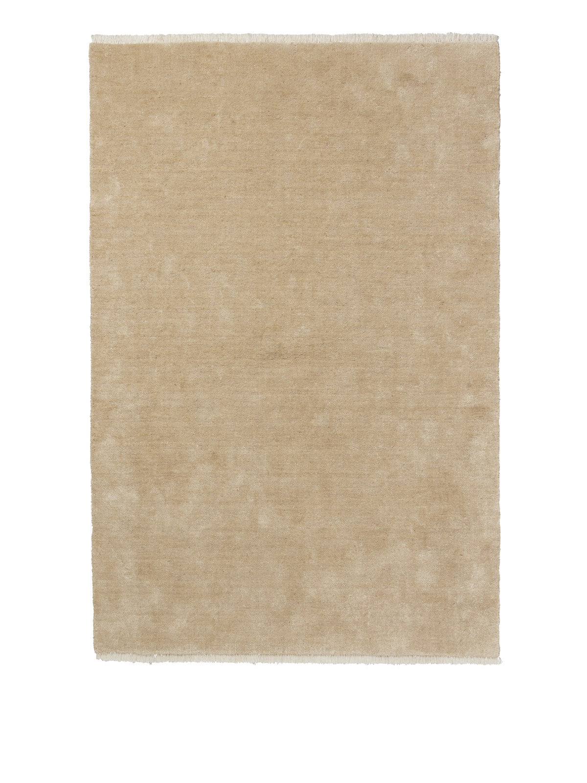Firth Jute-Teppich von Ferm Living in Off-White, handgewebt aus Jute und Baumwolle mit weichen Fransen, rechteckige Form, bodenständige Struktur.