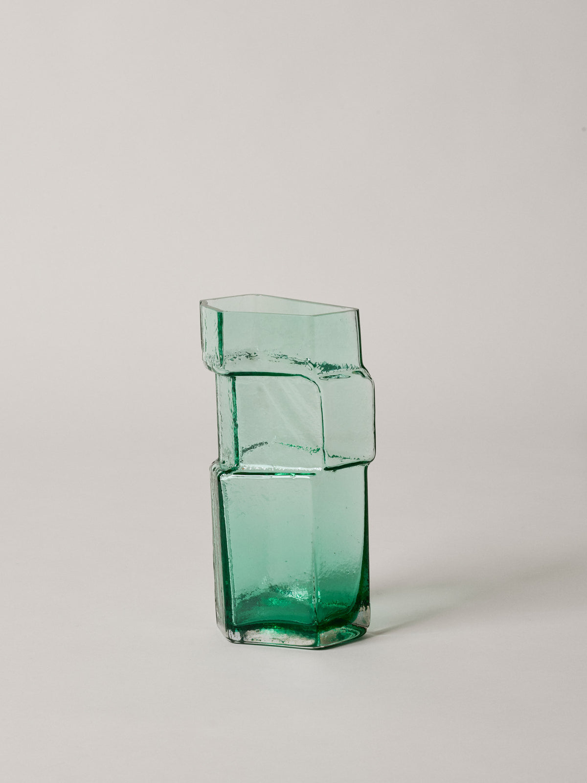 Muro Vase H23 in Recyceltes Grün präsentiert im Onlineshop von KAQTU Design AG. Vase ist von Ferm Living