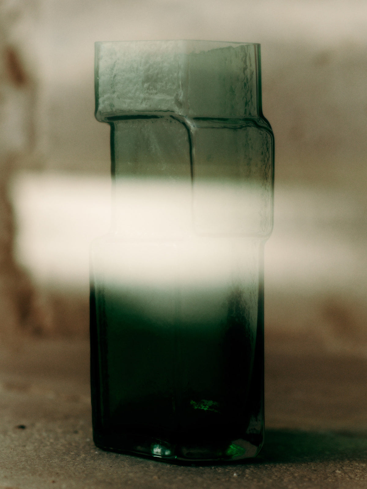 Muro Vase H23 in Recyceltes Grün präsentiert im Onlineshop von KAQTU Design AG. Vase ist von Ferm Living