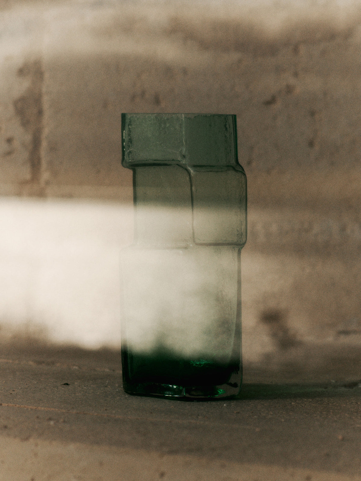 Muro Vase H23 in Recyceltes Grün präsentiert im Onlineshop von KAQTU Design AG. Vase ist von Ferm Living
