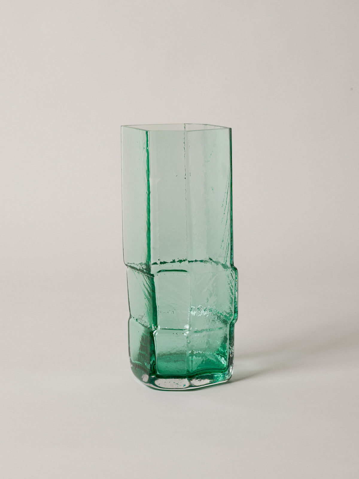 Muro Vase H30 in Recyceltes Grün präsentiert im Onlineshop von KAQTU Design AG. Vase ist von Ferm Living