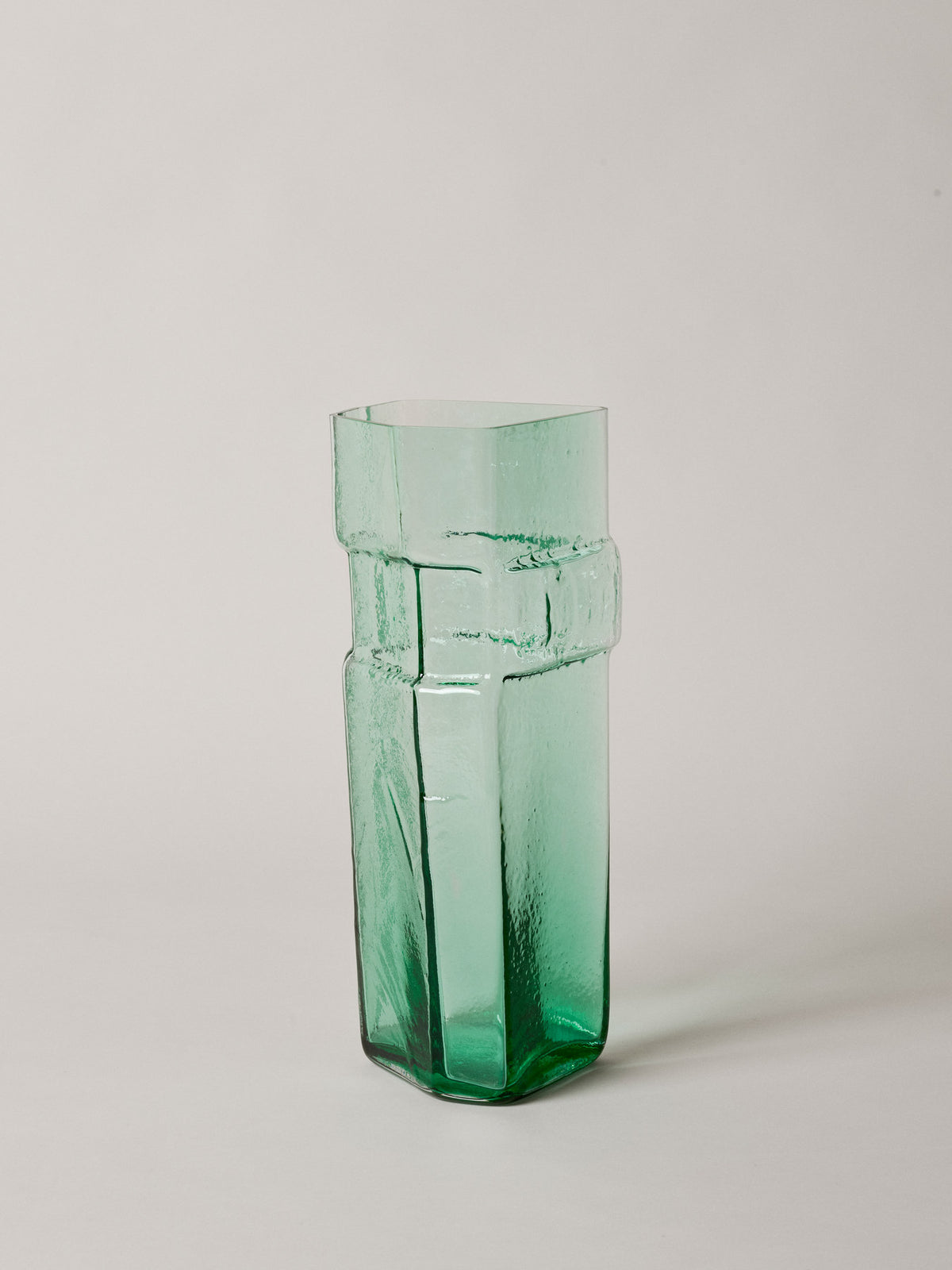 Muro Vase H38 in Recyceltes Grün präsentiert im Onlineshop von KAQTU Design AG. Vase ist von Ferm Living