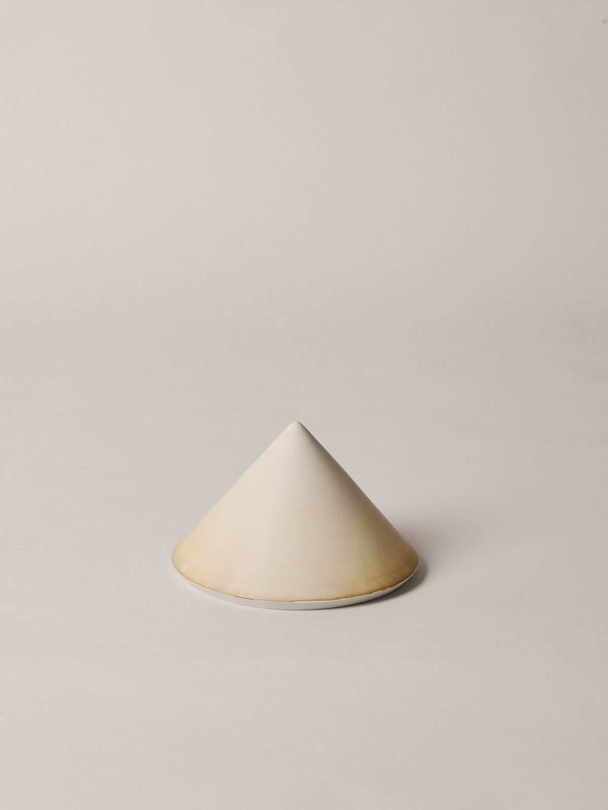 Erena Cloche Ø19 in Sahne präsentiert im Onlineshop von KAQTU Design AG. Geschirr ist von Ferm Living