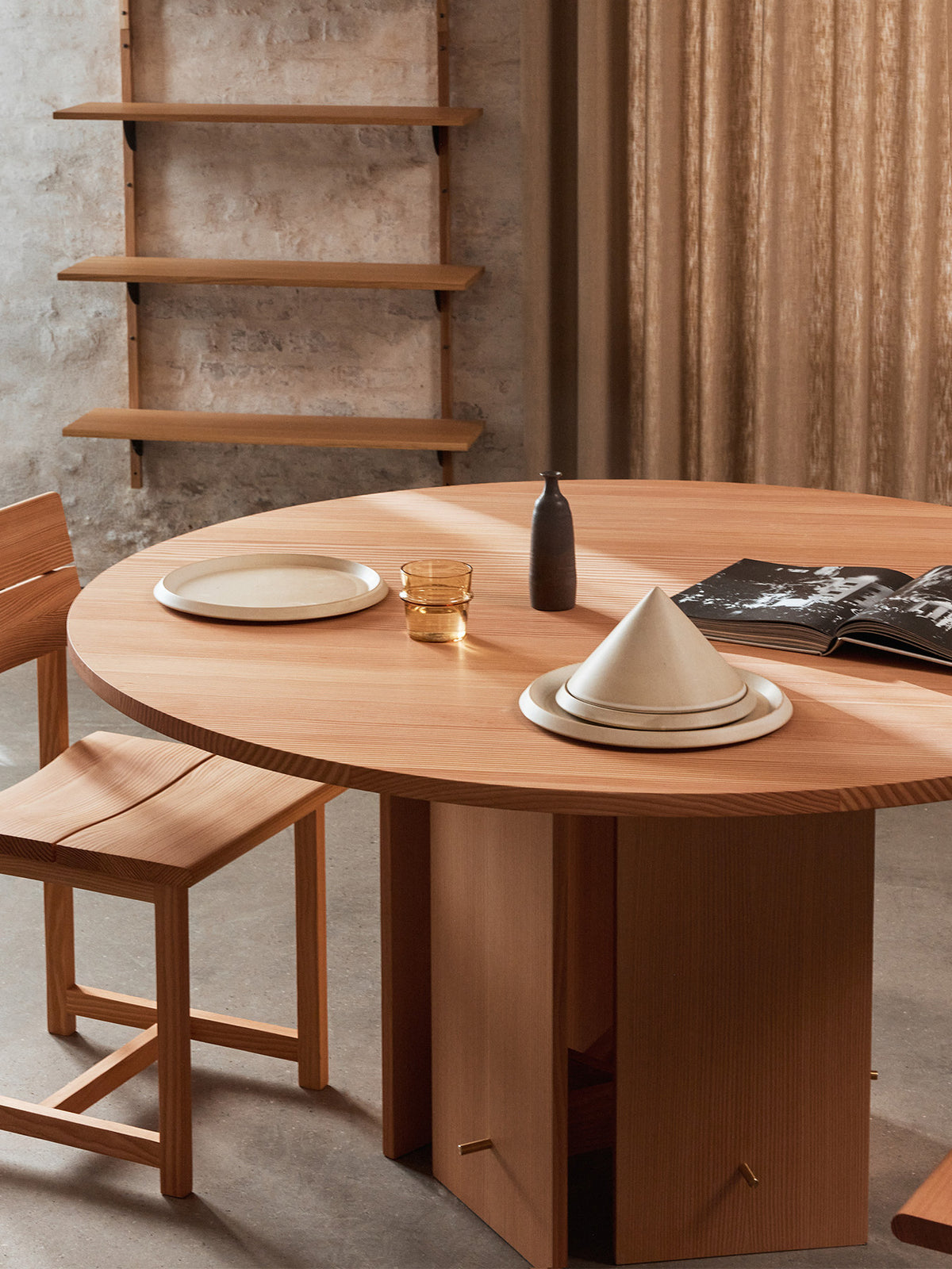 Erena Cloche Ø19 in Sahne präsentiert im Onlineshop von KAQTU Design AG. Geschirr ist von Ferm Living
