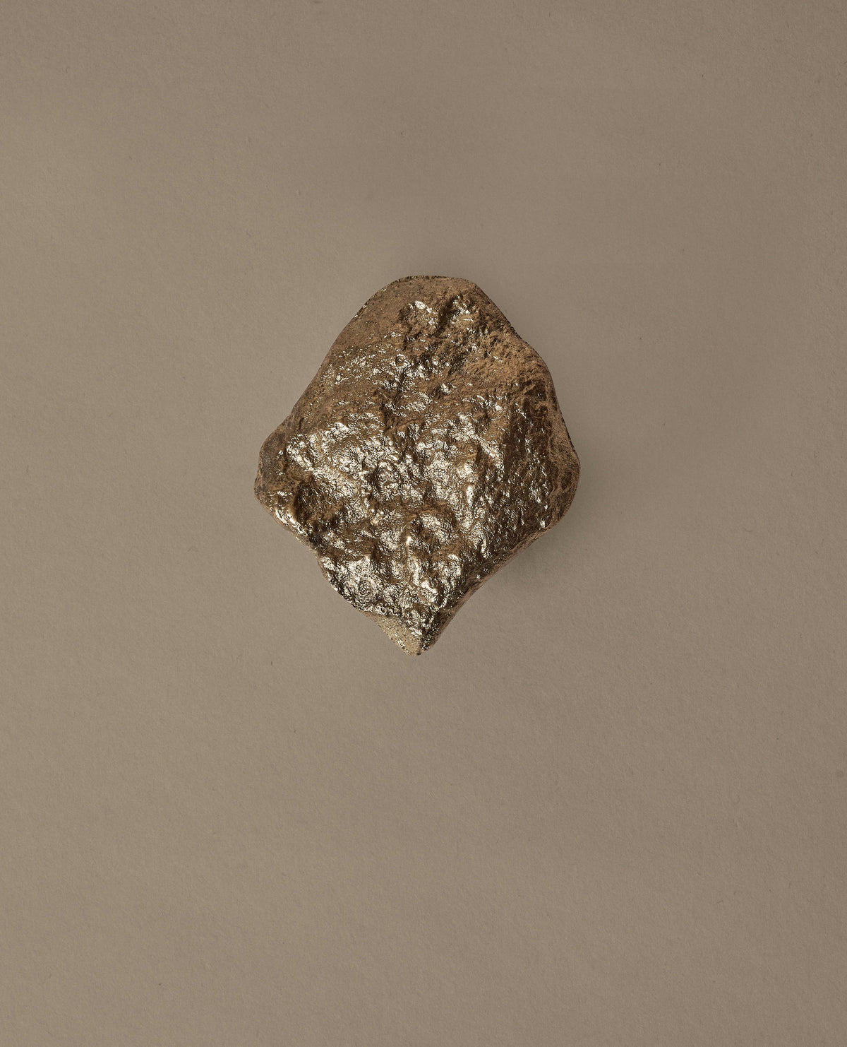 Comber Rock Haken in Messing präsentiert im Onlineshop von KAQTU Design AG. Kleiderhaken ist von Ferm Living