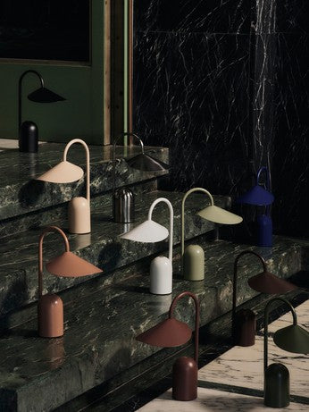 Arum portable Tischleuchte in Dunkle Schokolade präsentiert im Onlineshop von KAQTU Design AG. Tischleuchte ist von Ferm Living