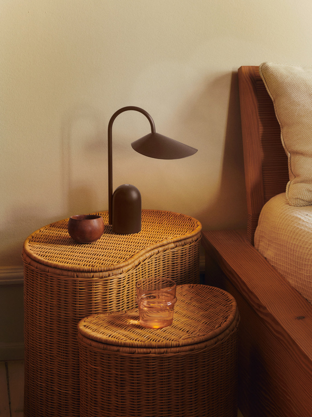 Arum portable Tischleuchte in Dunkle Schokolade präsentiert im Onlineshop von KAQTU Design AG. Tischleuchte ist von Ferm Living
