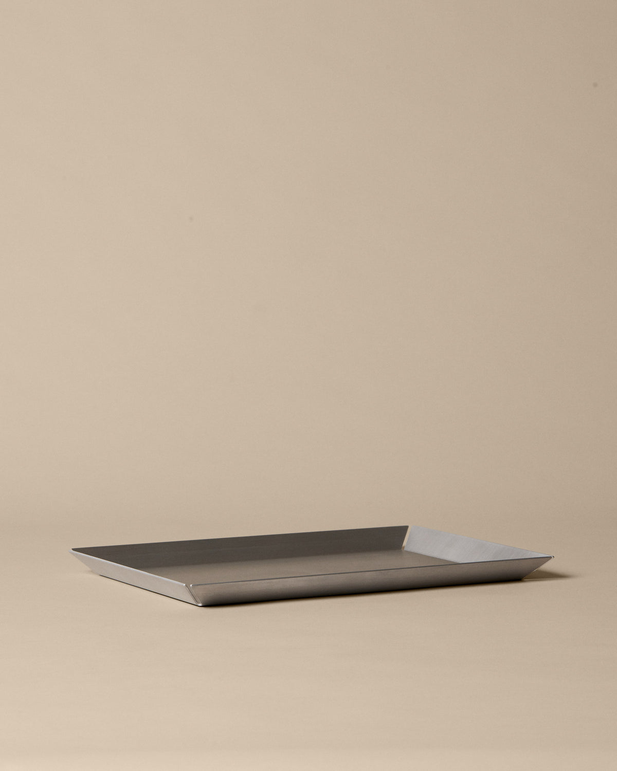 Press Briefablage in Aluminium präsentiert im Onlineshop von KAQTU Design AG. Schale ist von Ferm Living