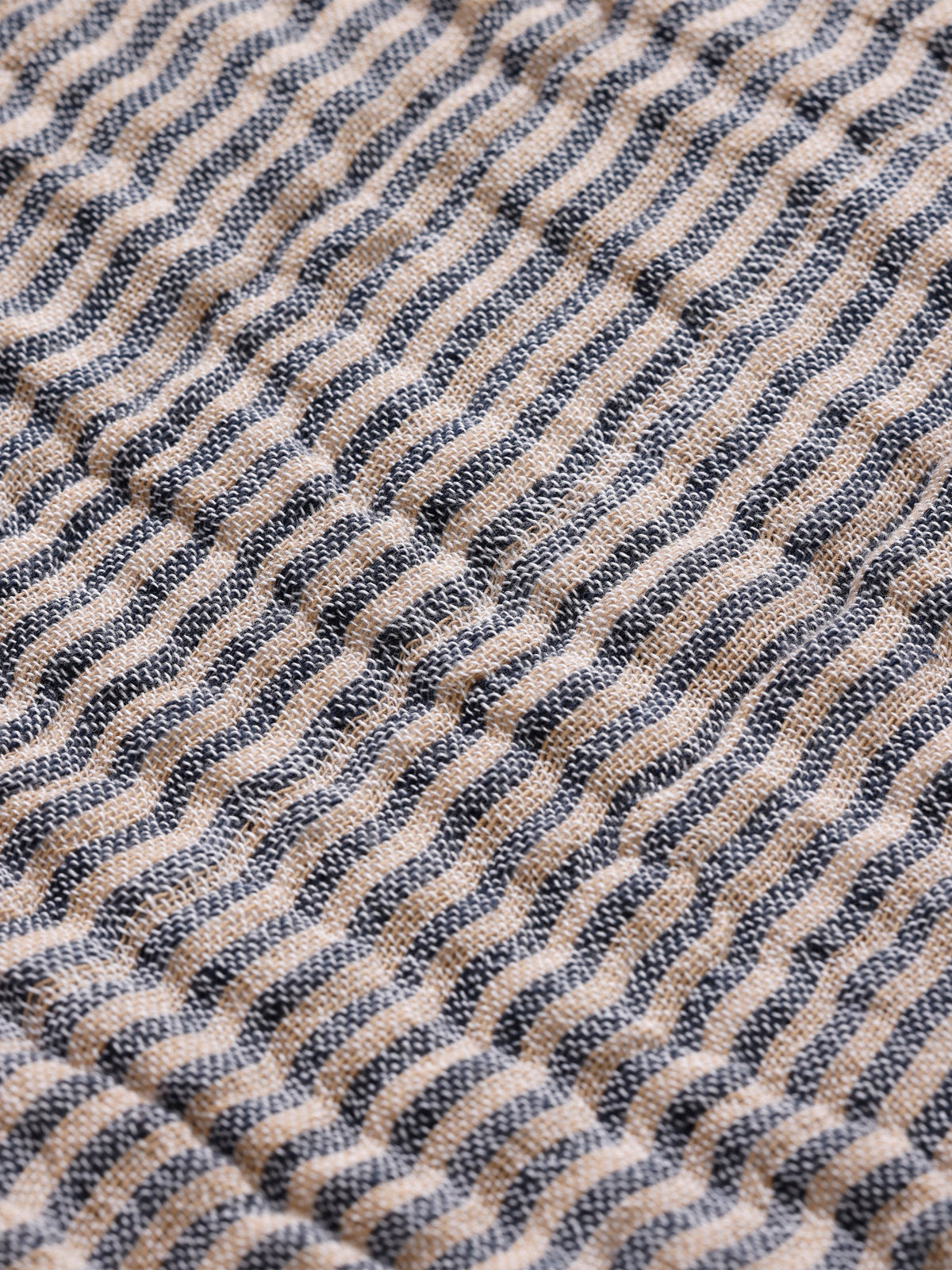 Fino Bettüberwurf in Tintenblau/Sand präsentiert im Onlineshop von KAQTU Design AG. Wolldecke ist von Ferm Living