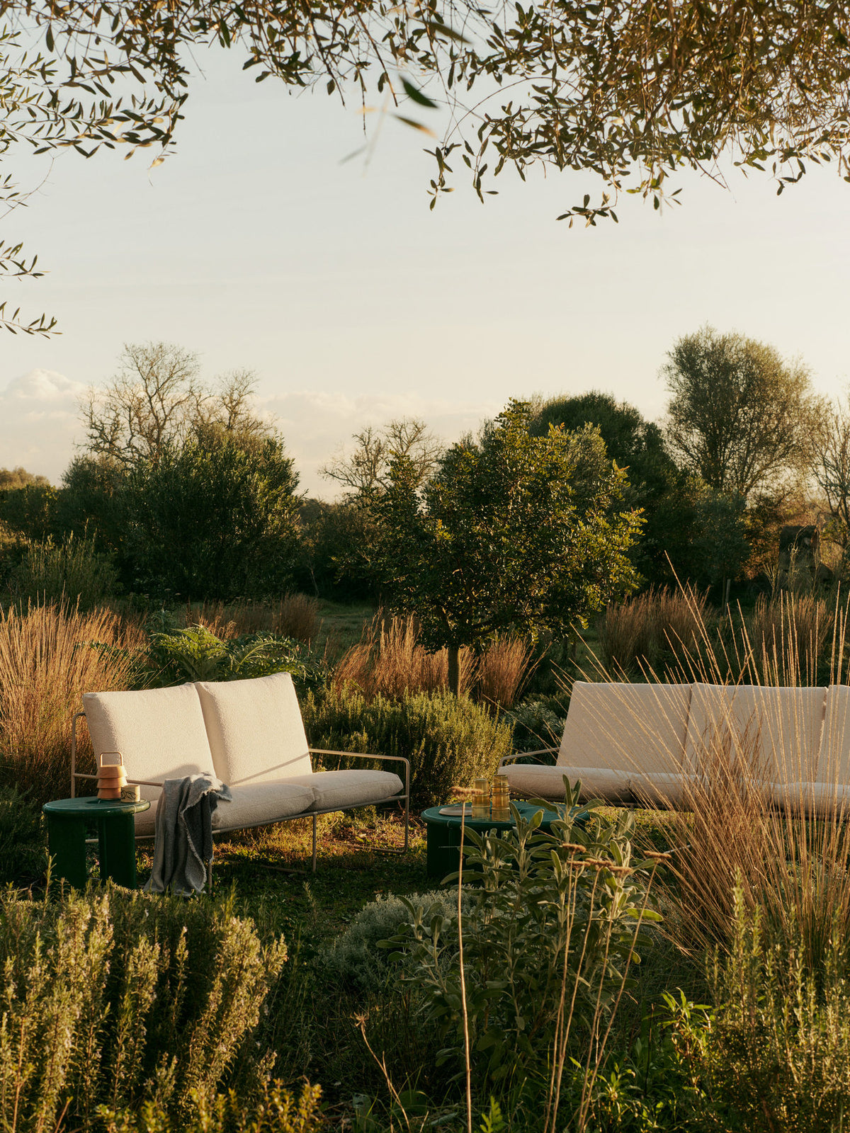Desert 3-Sitzer in Kaschmir/Off-weiss präsentiert im Onlineshop von KAQTU Design AG. Lounge Sofa ist von Ferm Living