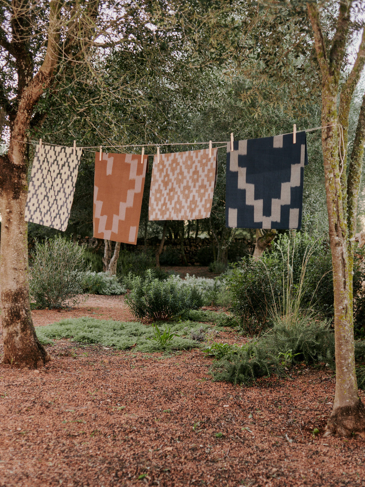 Ikat Geschirrtuch in Tintenblau/Pergament präsentiert im Onlineshop von KAQTU Design AG. Küchentuch ist von Ferm Living