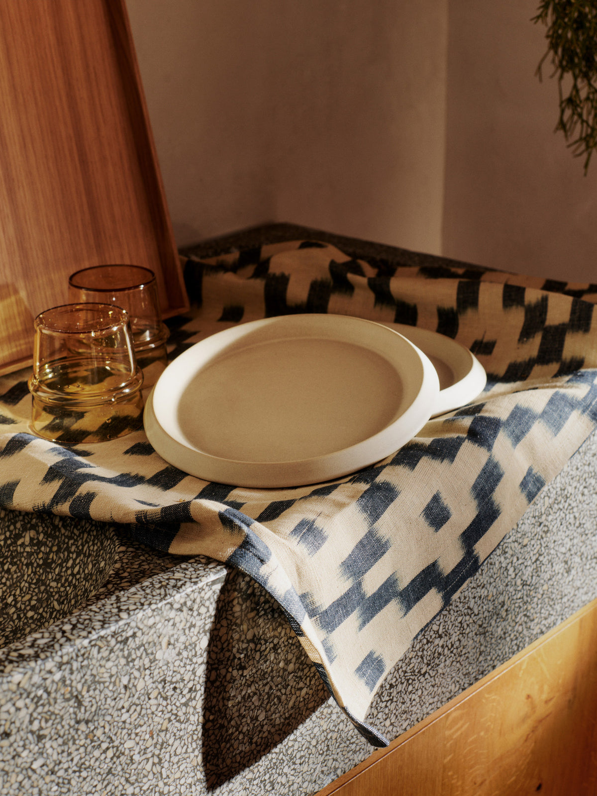 Ikat Geschirrtuch in Tintenblau/Weiss präsentiert im Onlineshop von KAQTU Design AG. Küchentuch ist von Ferm Living