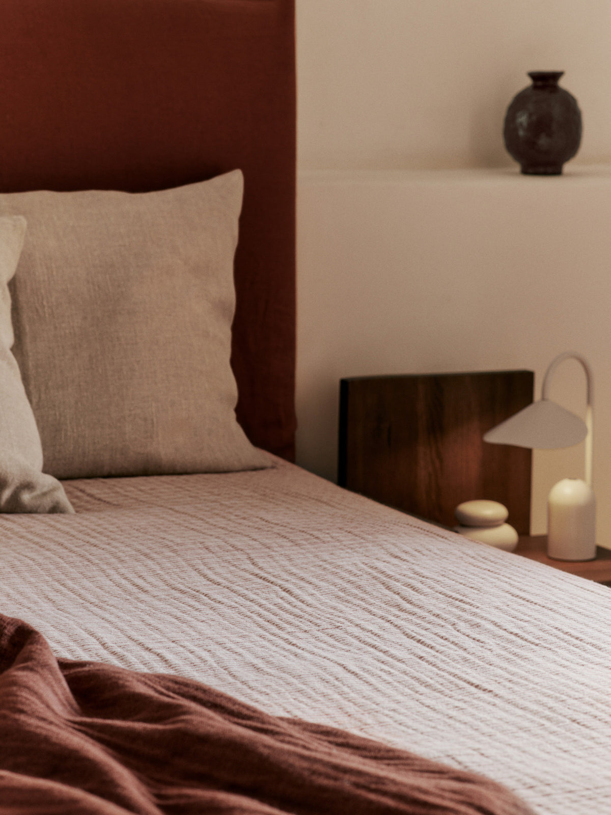 Fino Bettüberwurf in Terrakotta/Weisslich präsentiert im Onlineshop von KAQTU Design AG. Wolldecke ist von Ferm Living
