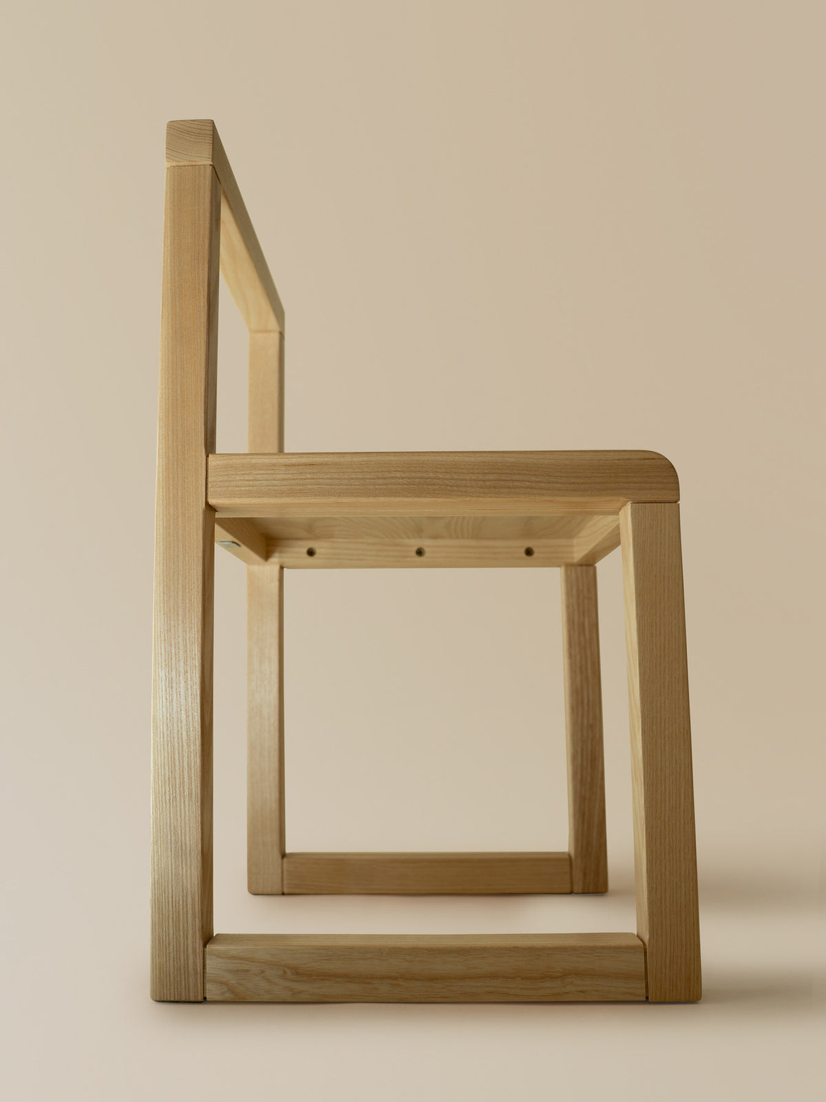 Little Architect Stuhl in Asche präsentiert im Onlineshop von KAQTU Design AG. Stuhl ist von Ferm Living