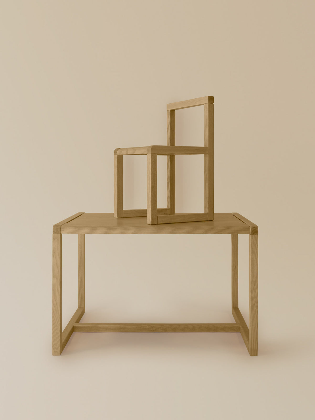 Little Architect Stuhl in Asche präsentiert im Onlineshop von KAQTU Design AG. Stuhl ist von Ferm Living