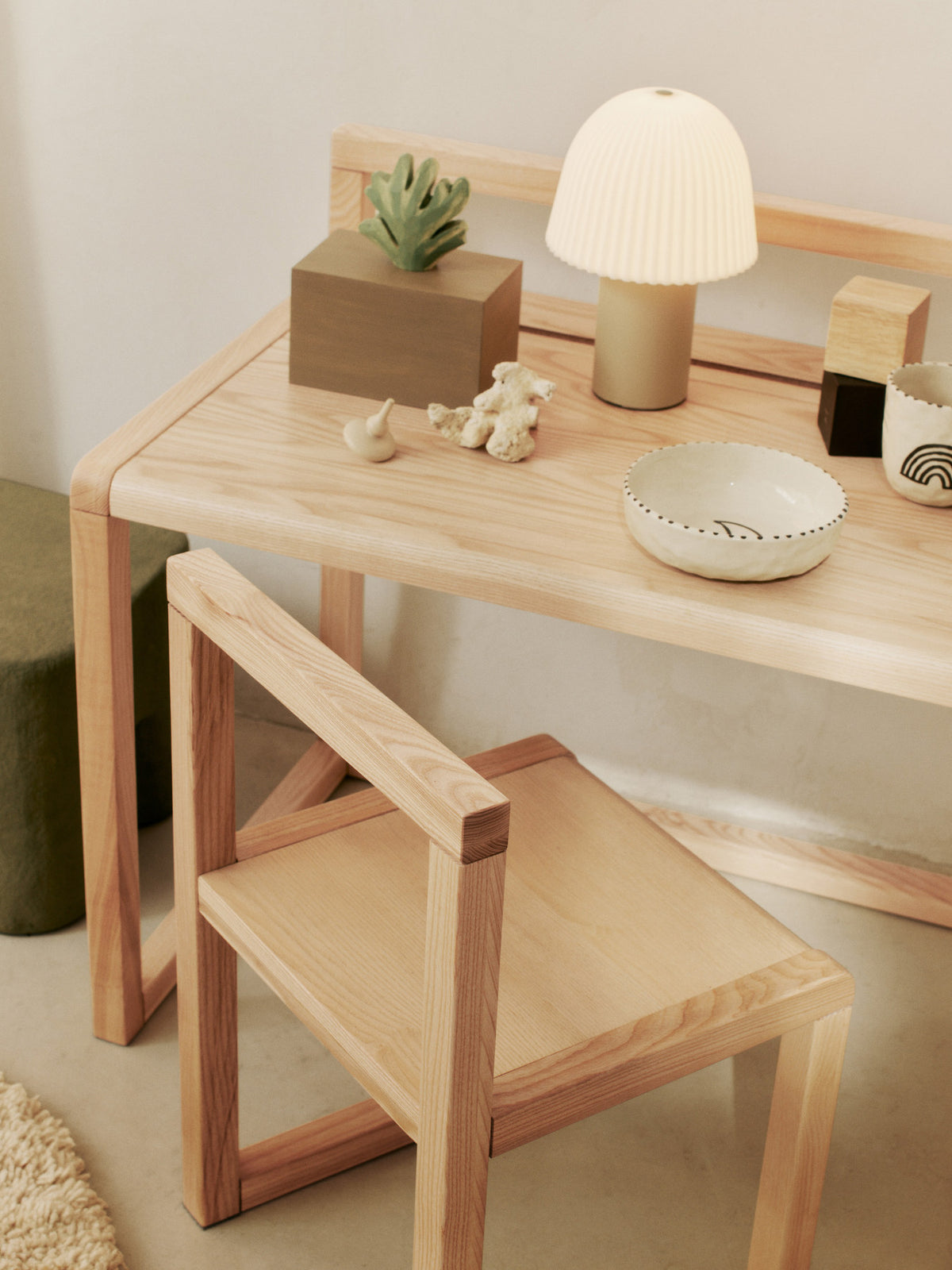 Little Architect Stuhl in Asche präsentiert im Onlineshop von KAQTU Design AG. Stuhl ist von Ferm Living