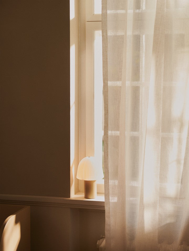 Frill Tragbare Lampe in Kaschmir/Weiss präsentiert im Onlineshop von KAQTU Design AG. Tischleuchte ist von Ferm Living