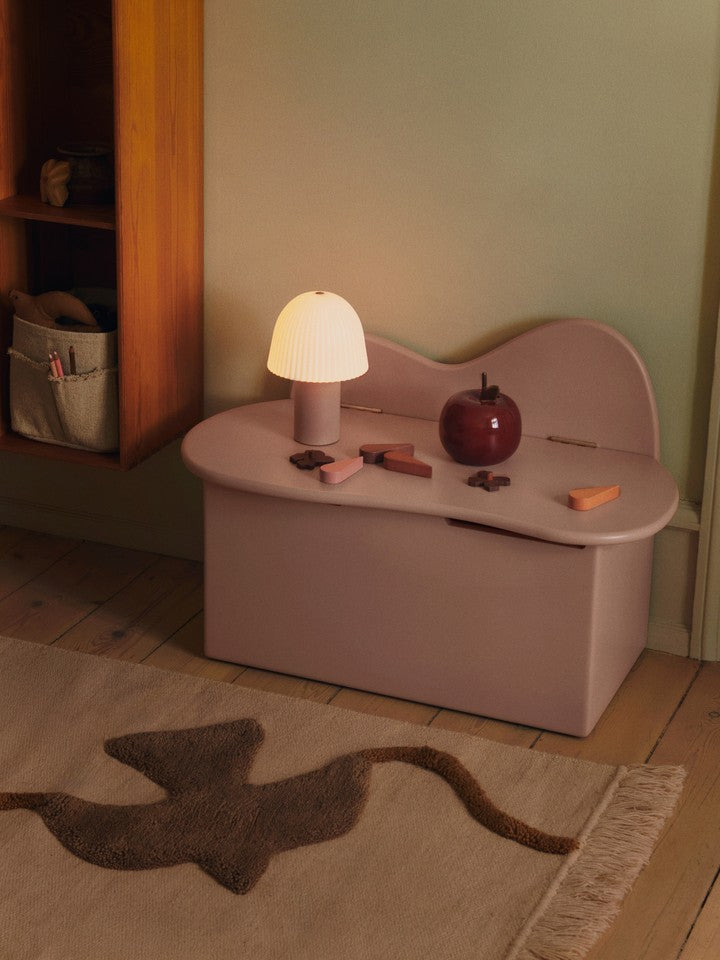 Frill Tragbare Lampe in Rose/Weiss präsentiert im Onlineshop von KAQTU Design AG. Tischleuchte ist von Ferm Living