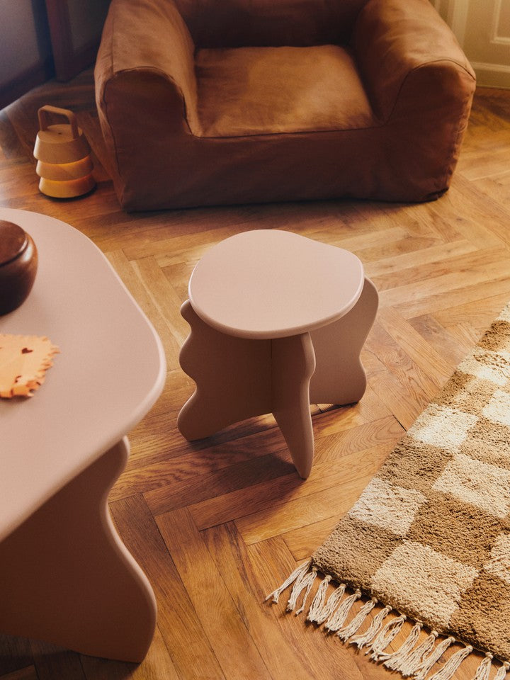 Luver Tragbare Lampe von Ferm Living: Tischleuchte mit drei spitz zulaufenden Schirmen aus Douglasienholz, Eisenbasis und gebogenem Holzgriff in Natürlich.