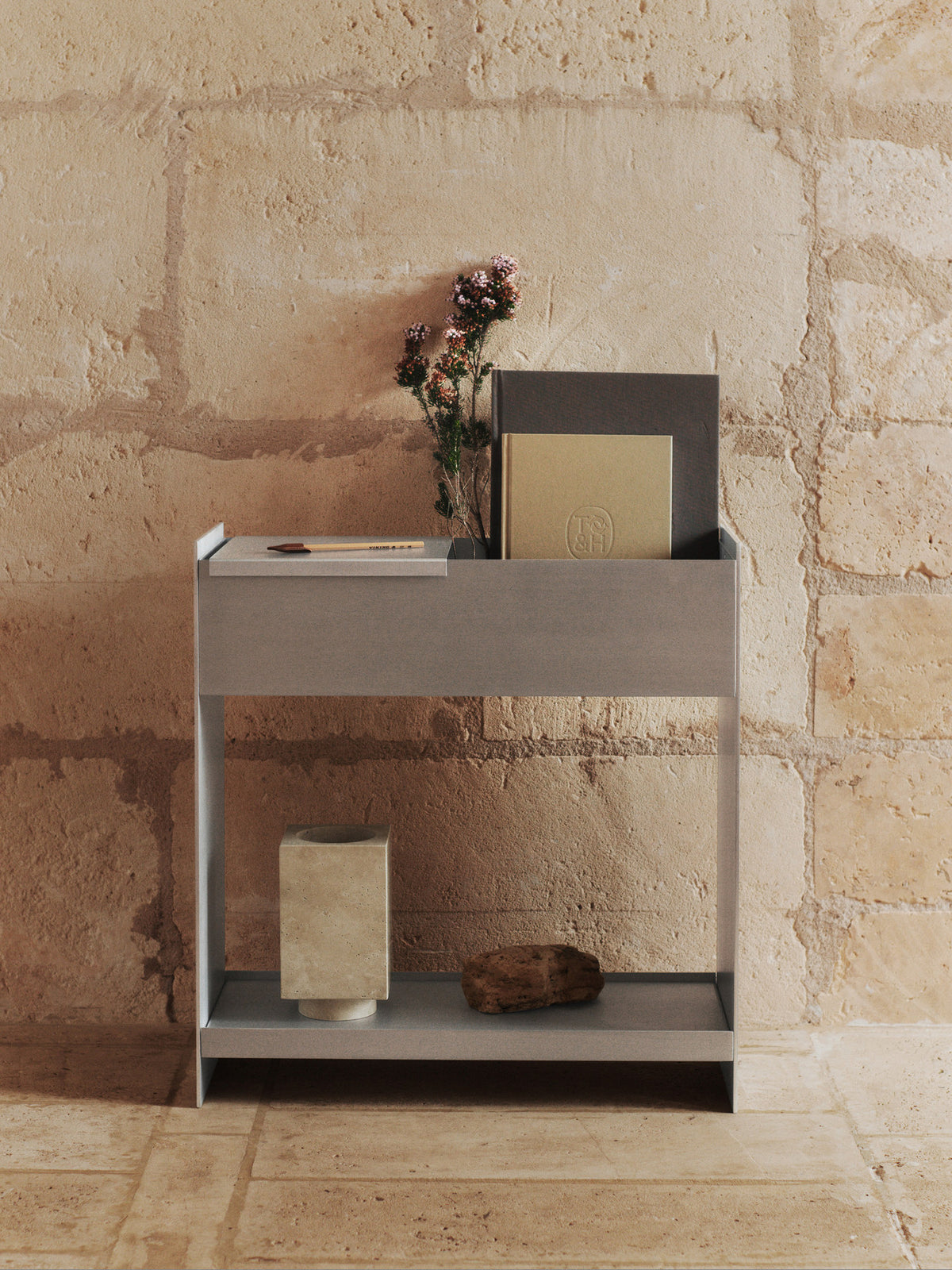 Lagerablage für Pflanzenkasten in Aluminium präsentiert im Onlineshop von KAQTU Design AG. Pflanzentopf Outdoor ist von Ferm Living