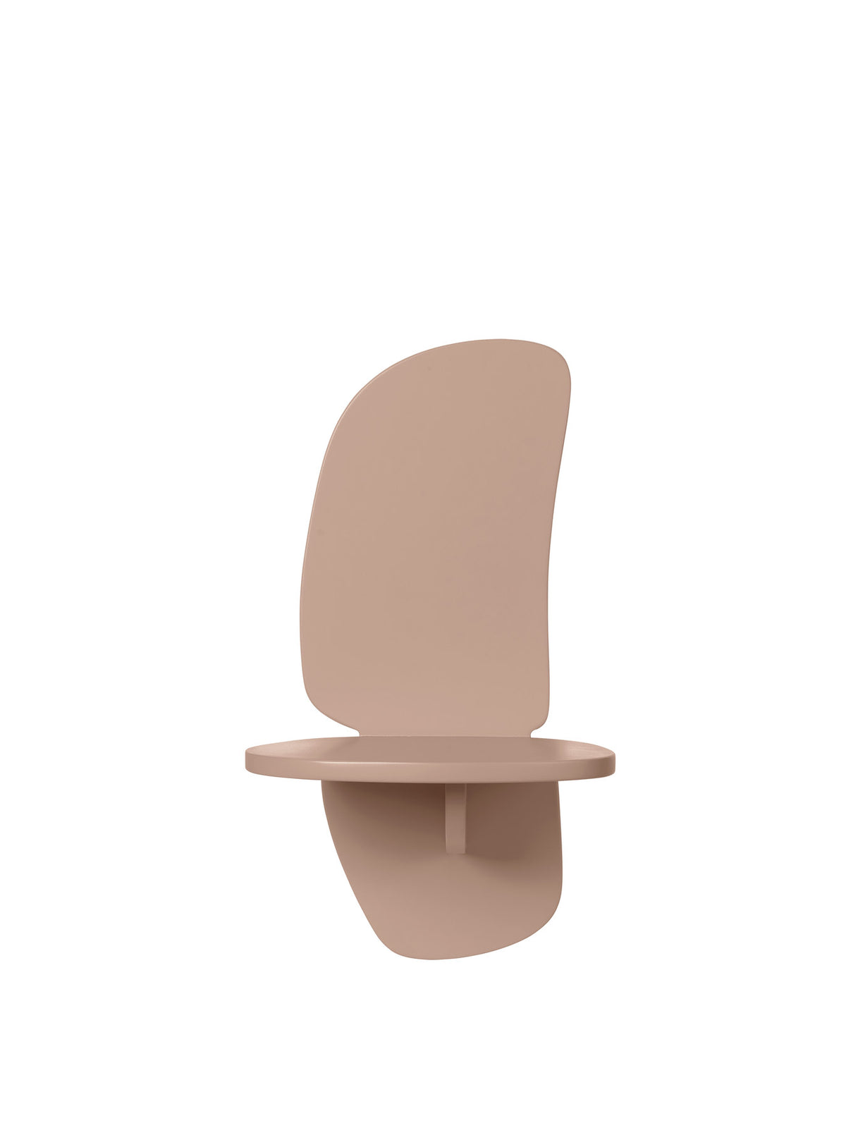 Wandregal Pilu H40 von Ferm Living mit organisch geschwungener Form und grosszügiger Rückwand, aus lackiertem MDF, an Wand montiert.
