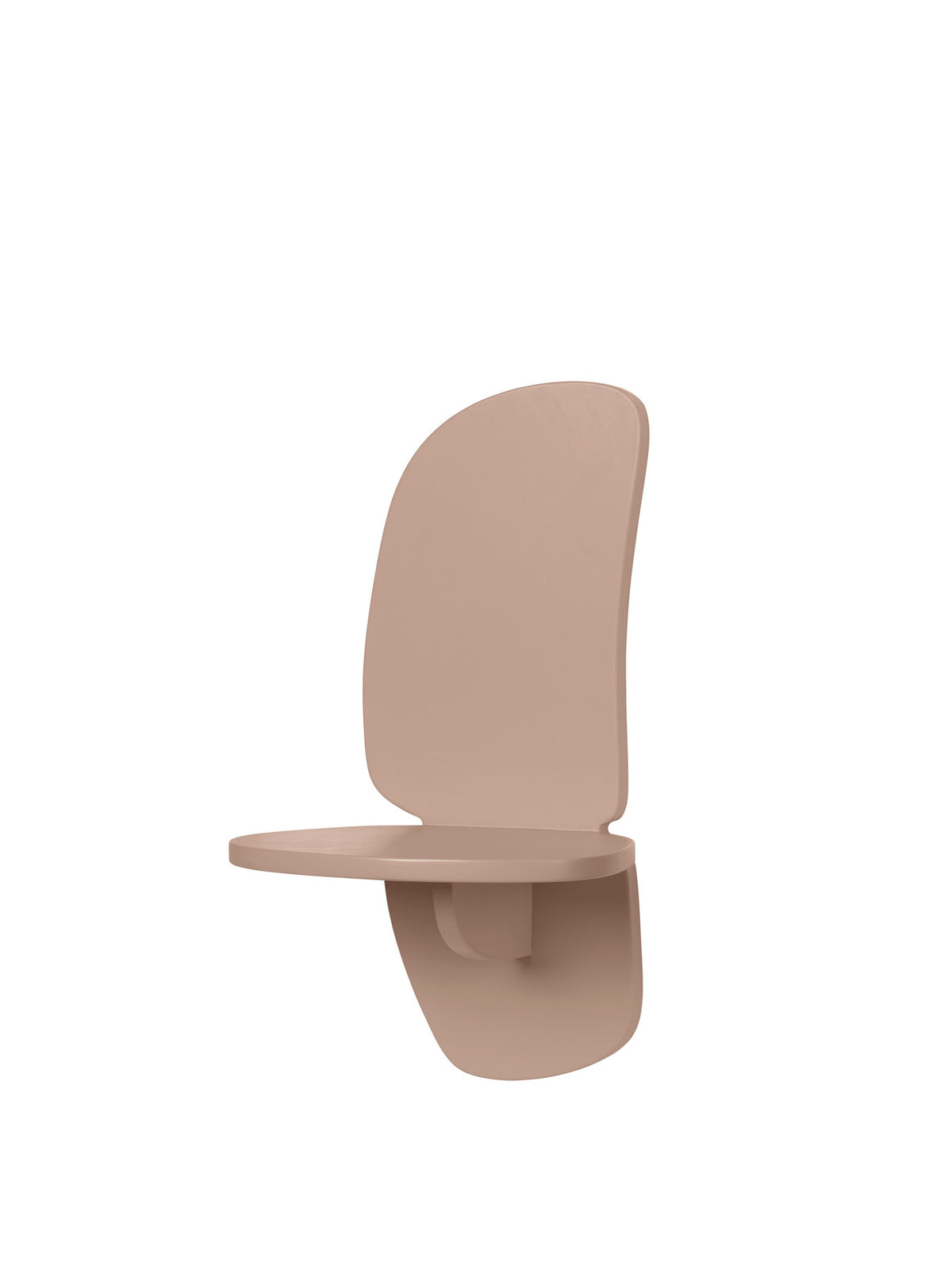 Wandregal Pilu H40 von Ferm Living mit organisch geschwungener Form und grosszügiger Rückwand, aus lackiertem MDF, an Wand montiert.