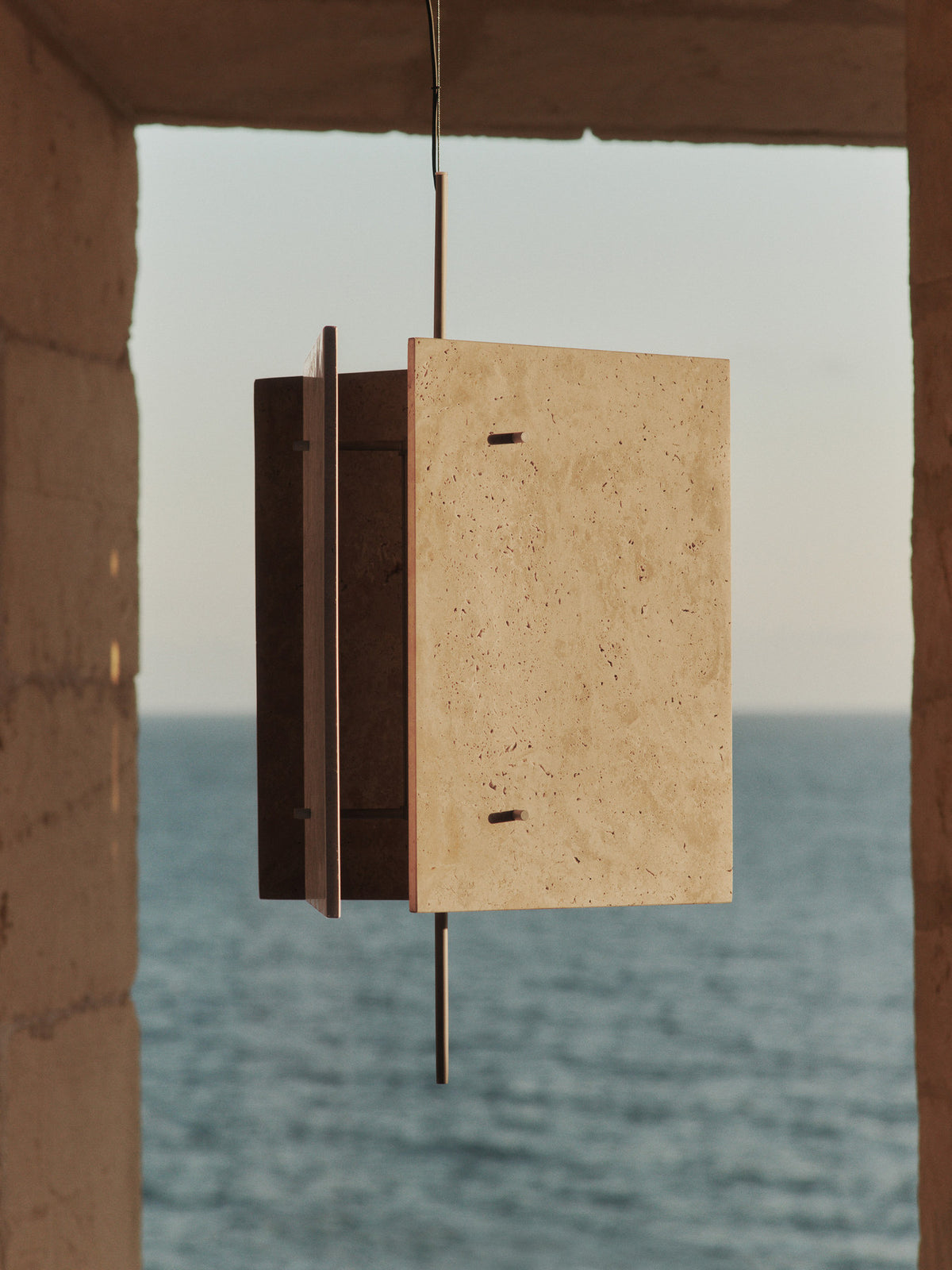 Oeste Pendellampe in Sand präsentiert im Onlineshop von KAQTU Design AG. Pendelleuchte ist von Ferm Living