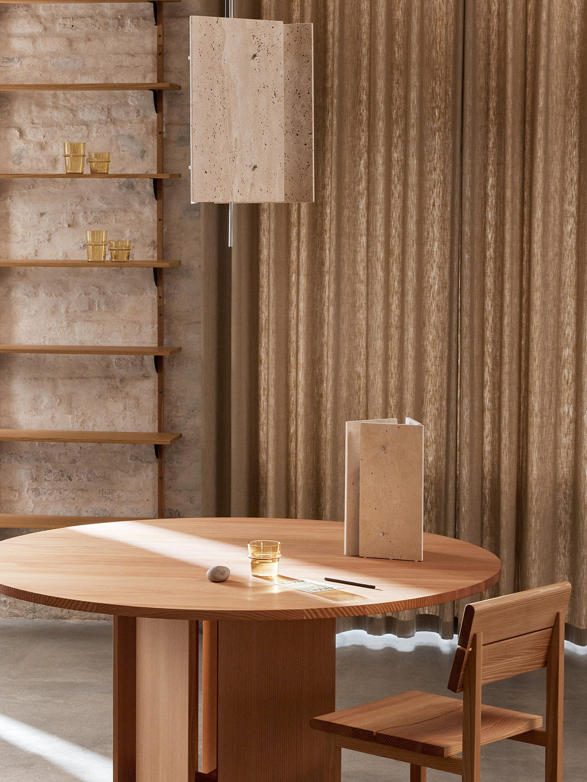 Oeste Pendellampe in Sand präsentiert im Onlineshop von KAQTU Design AG. Pendelleuchte ist von Ferm Living