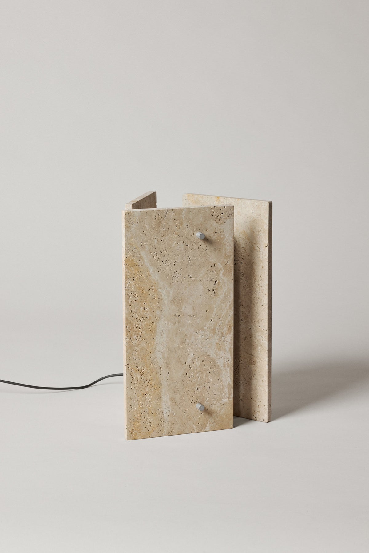 Oeste Tischlampe in Sand präsentiert im Onlineshop von KAQTU Design AG. Tischleuchte ist von Ferm Living