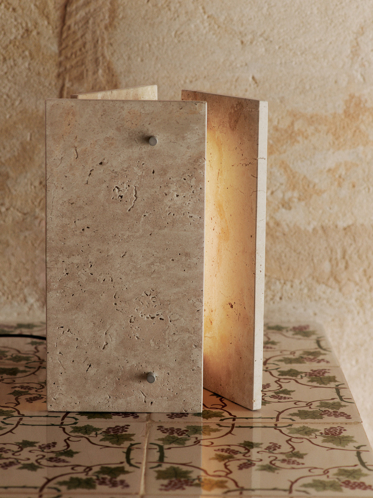 Oeste Tischlampe in Sand präsentiert im Onlineshop von KAQTU Design AG. Tischleuchte ist von Ferm Living