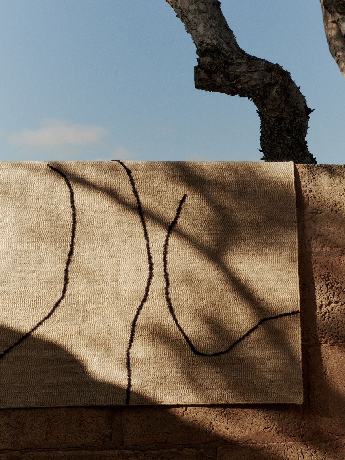 Gesso Jute Teppich 200 x 300 in Off-White/Dunkel Feige präsentiert im Onlineshop von KAQTU Design AG. Teppich ist von Ferm Living