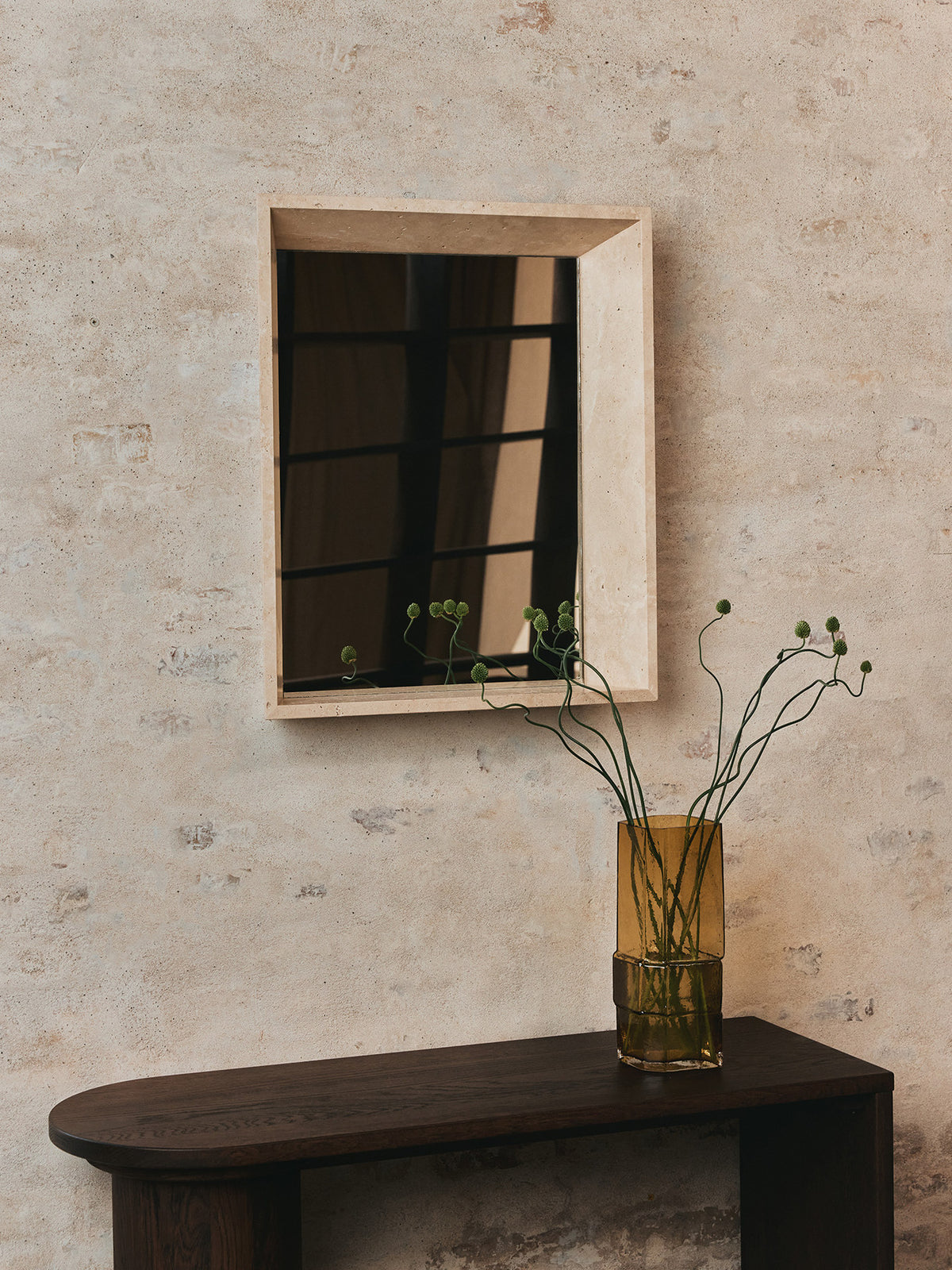 Lancet in Travertin präsentiert im Onlineshop von KAQTU Design AG. Wandspiegel ist von Ferm Living