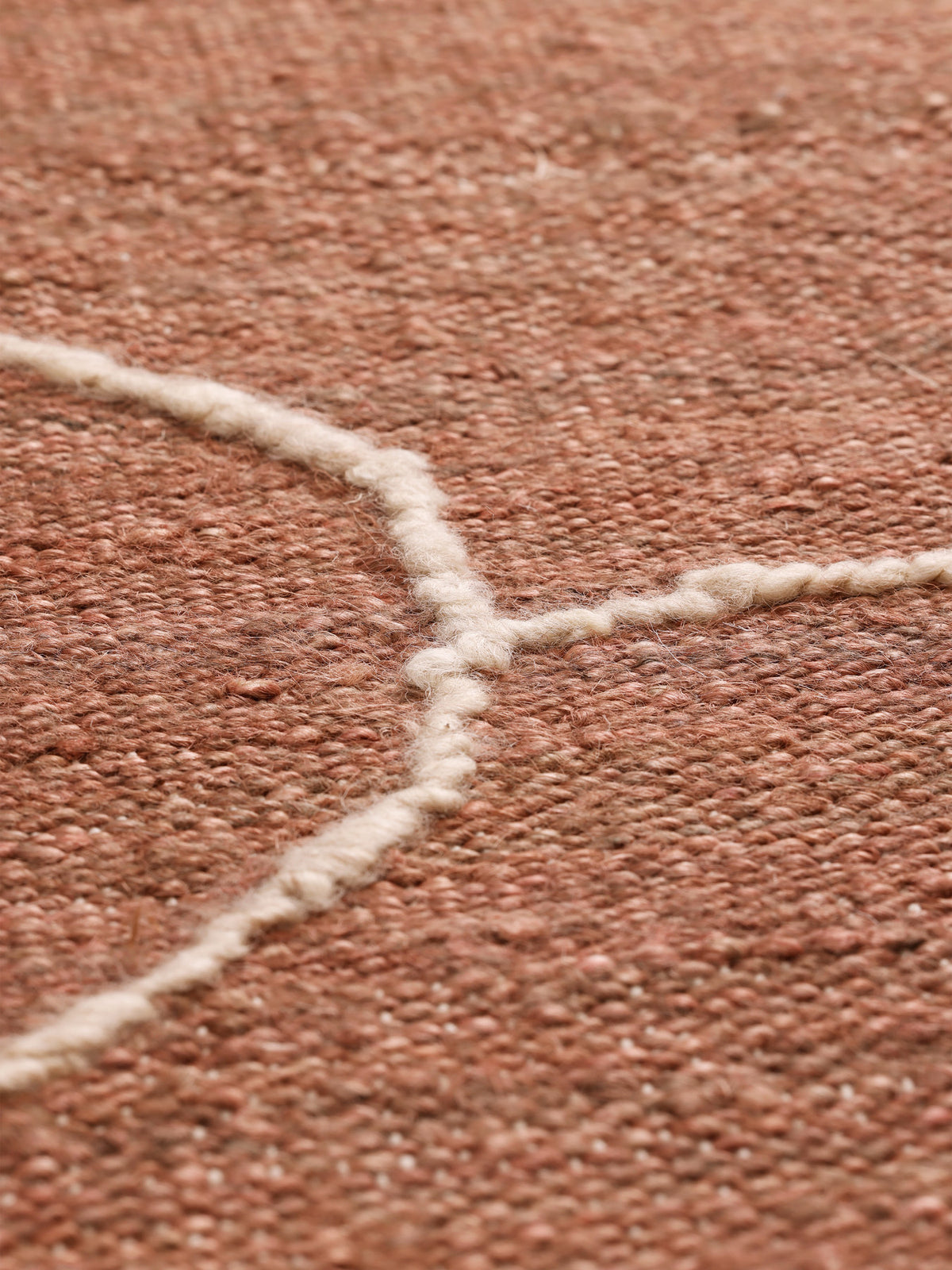 Gesso Jute Teppich 140 x 200 in Terrakotta/Weisslich präsentiert im Onlineshop von KAQTU Design AG. Teppich ist von Ferm Living