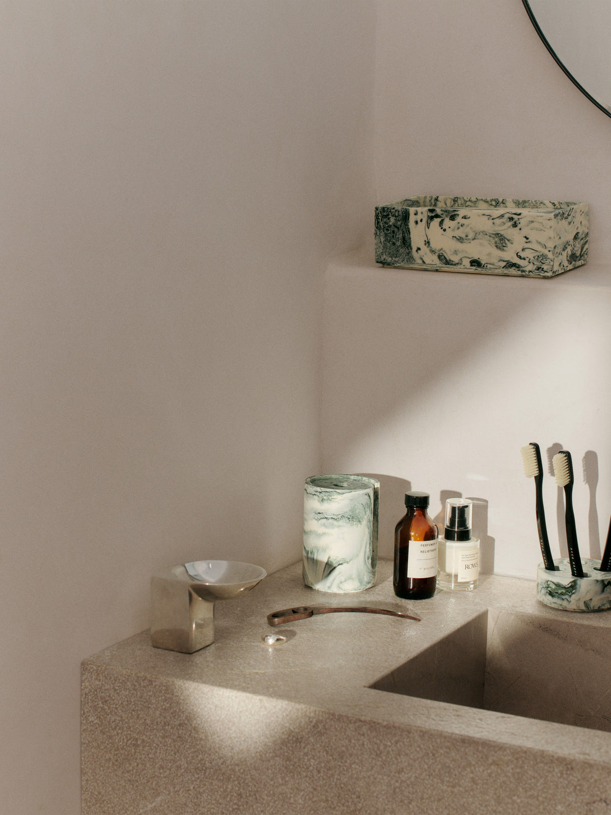 Mist Wattepadhalter in Smaragdgrün Cremeweiss präsentiert im Onlineshop von KAQTU Design AG. Badzubehör ist von Ferm Living